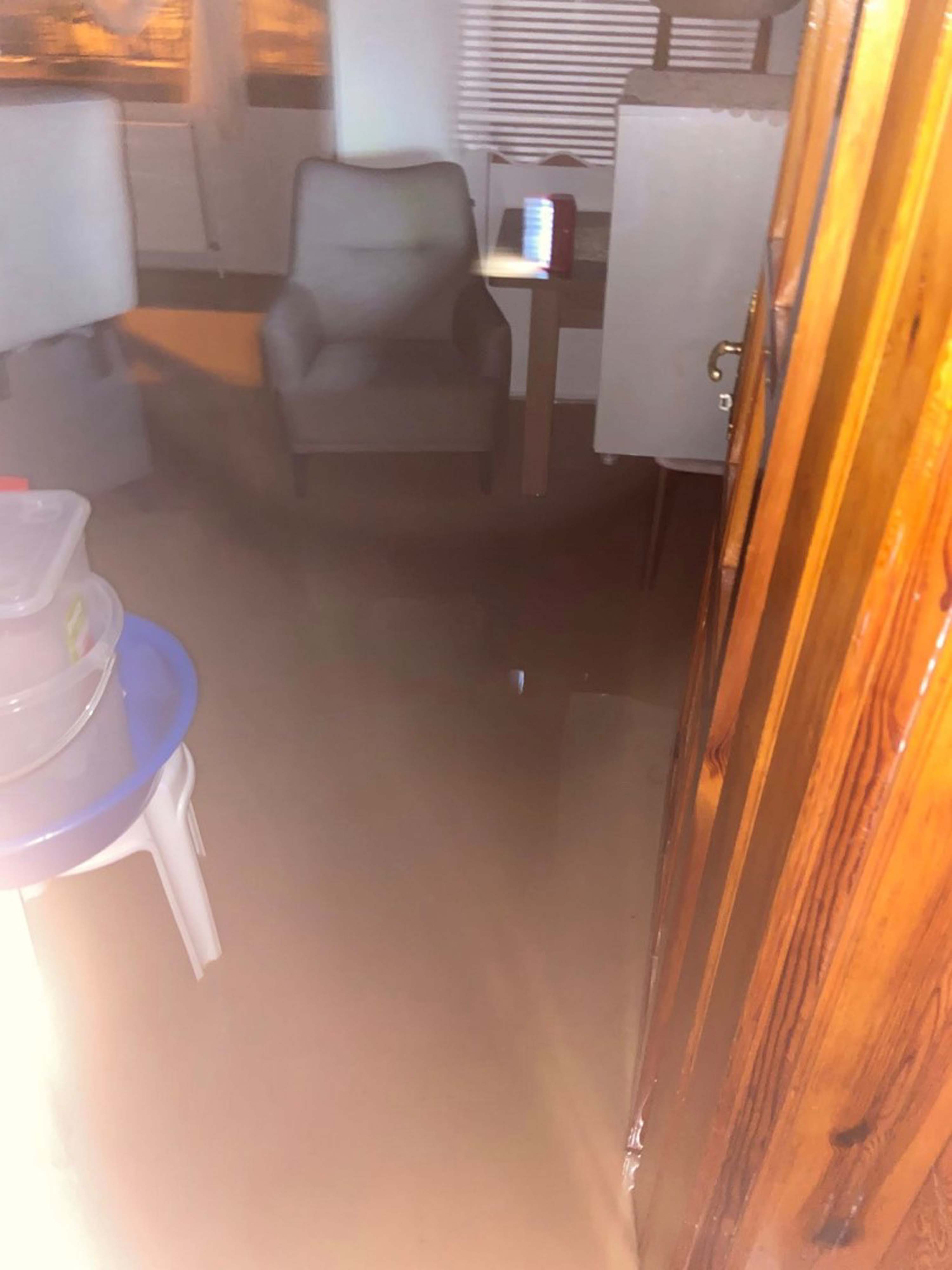 Foça'da sağanak; dereler taştı, denizin rengi değişti