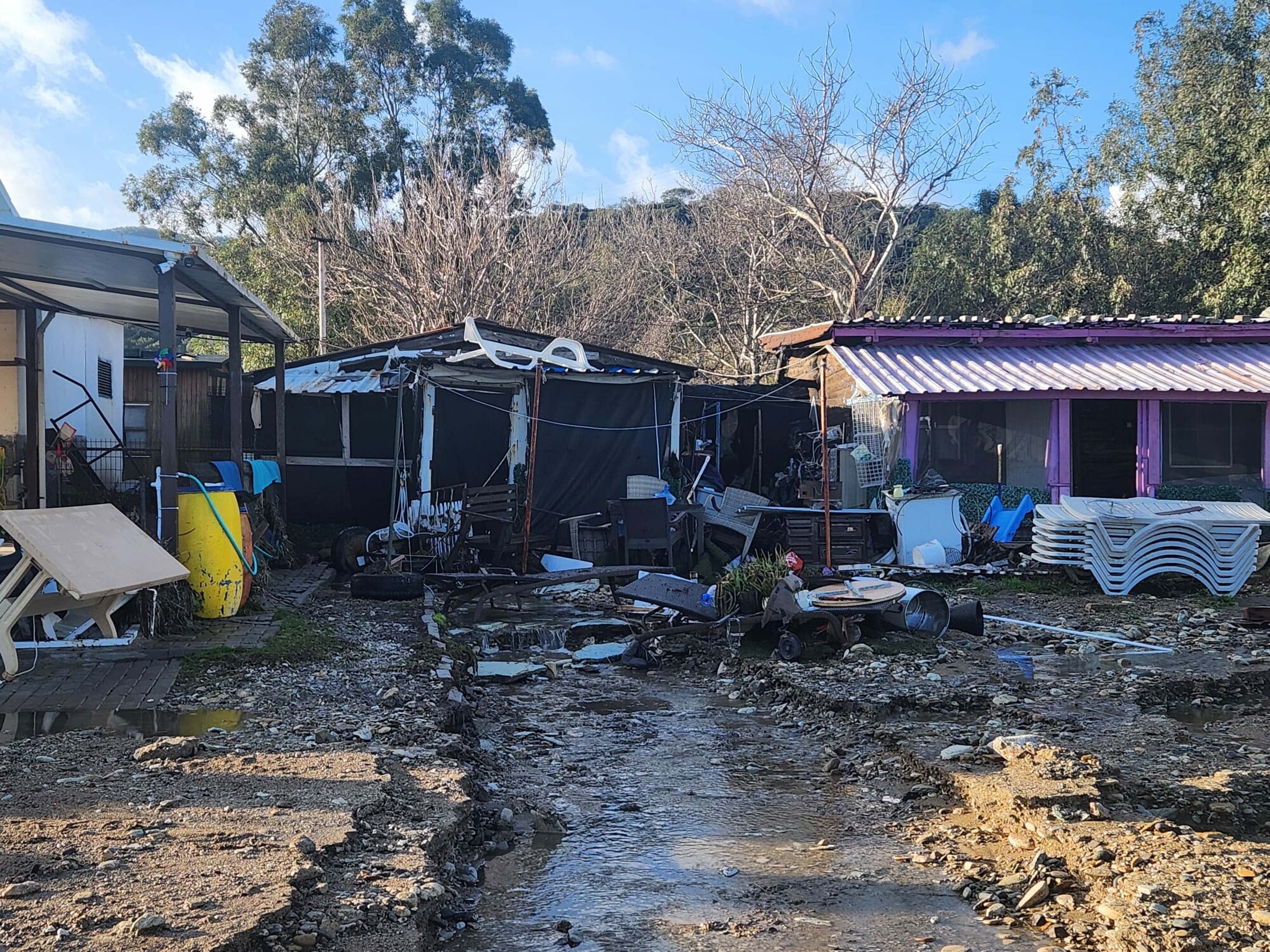 Foça'da sağanak; dereler taştı, denizin rengi değişti