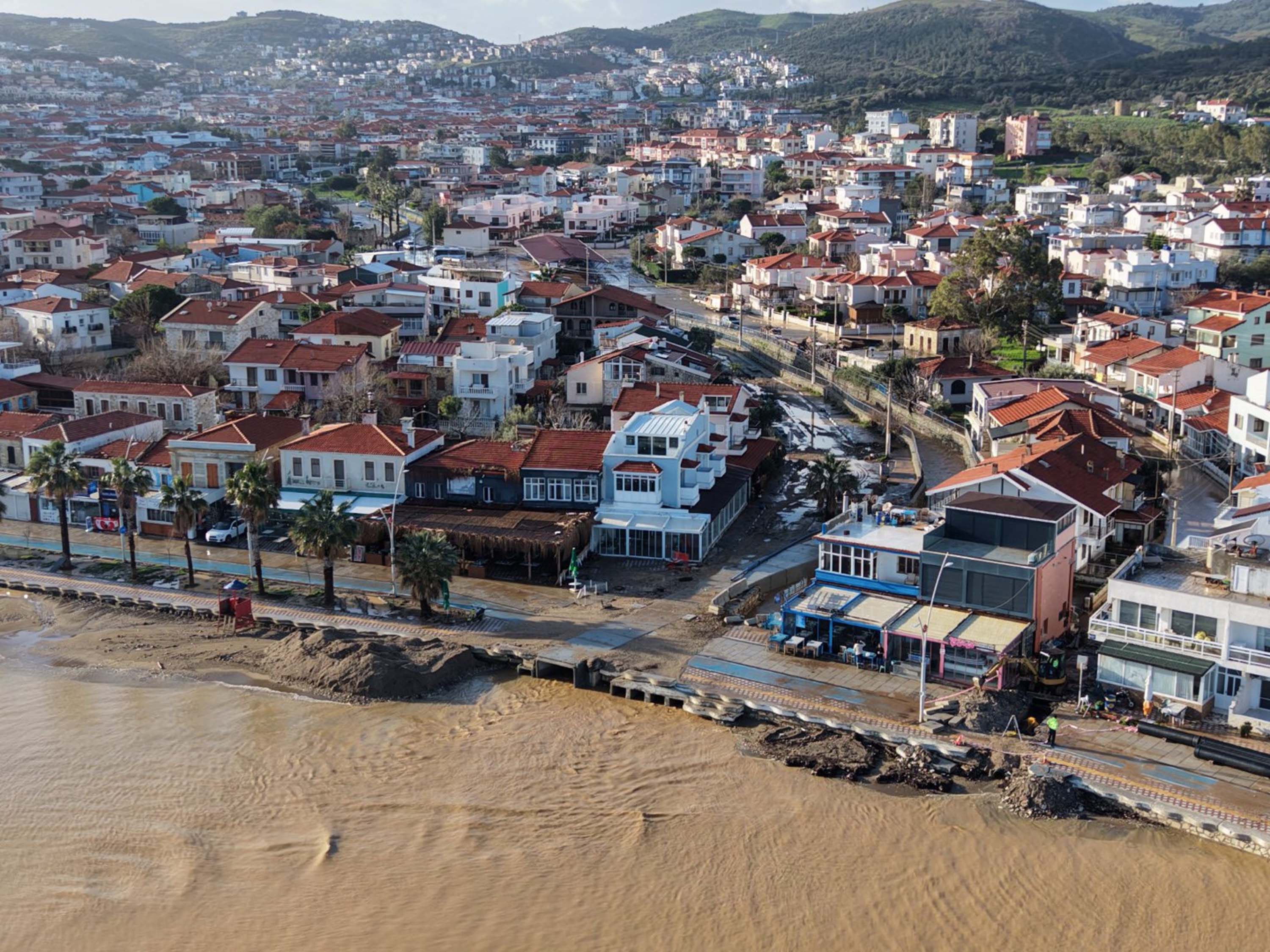 Foça'da sağanak; dereler taştı, denizin rengi değişti