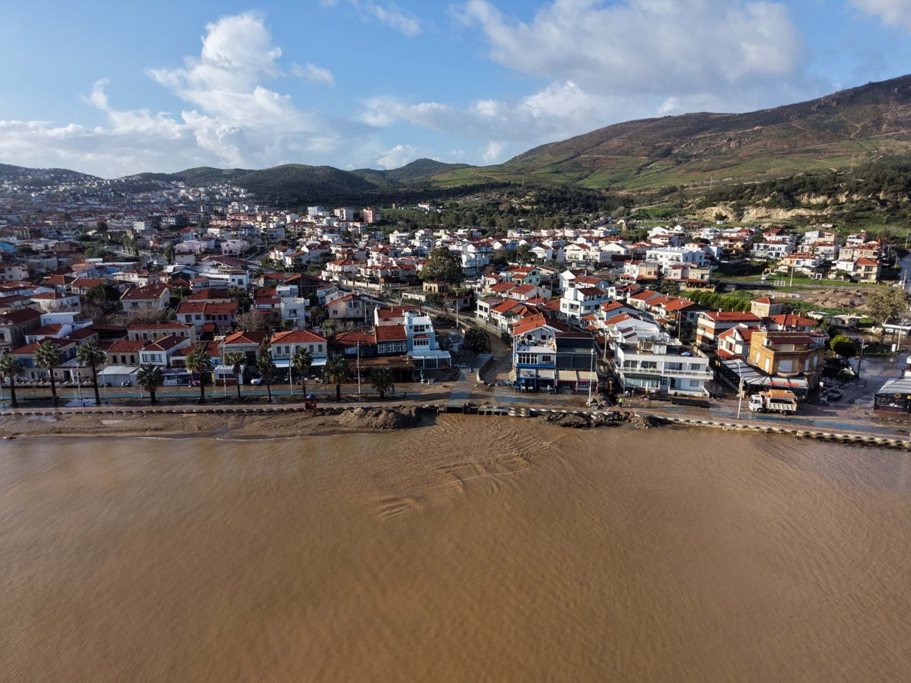 Foça'da sağanak; dereler taştı, denizin rengi değişti