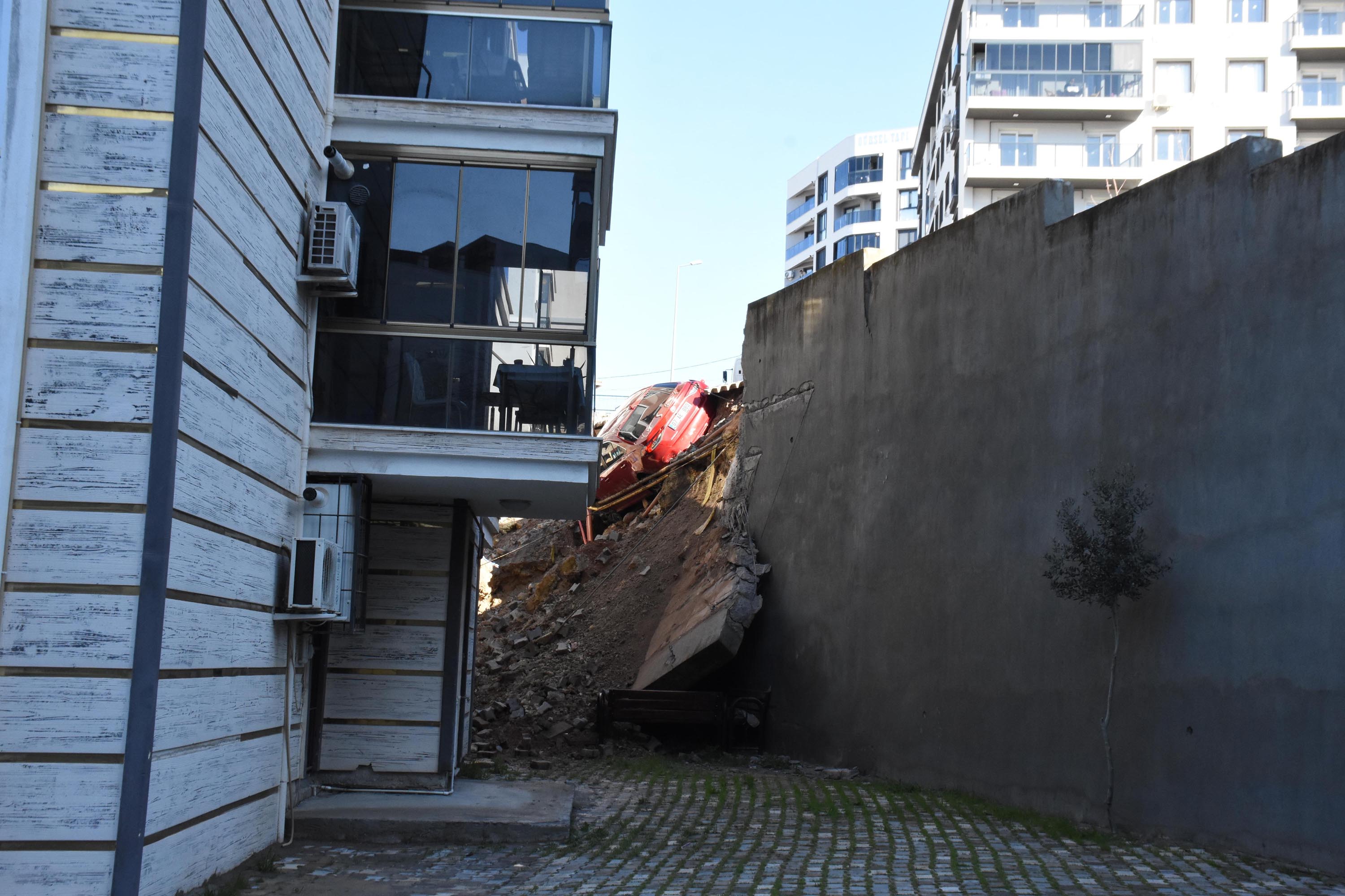İzmir’de toprak kayması; 2 bina ve 7 araç zarar gördü
