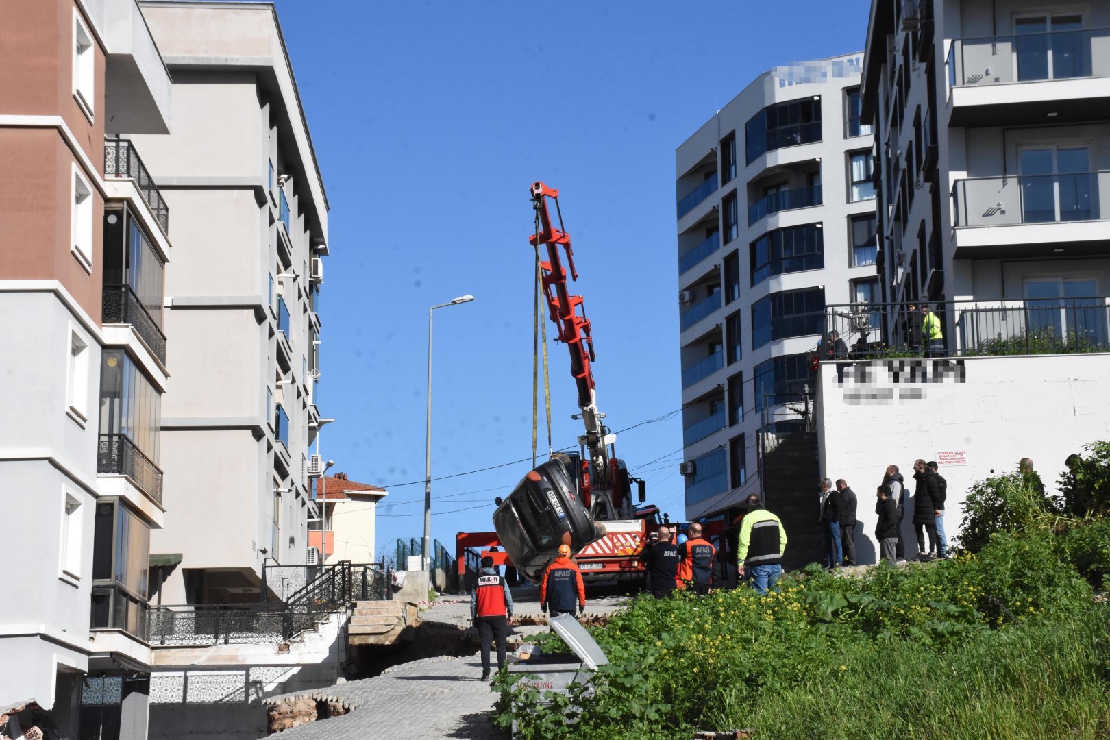 İzmir’de toprak kayması; 2 bina ve 7 araç zarar gördü