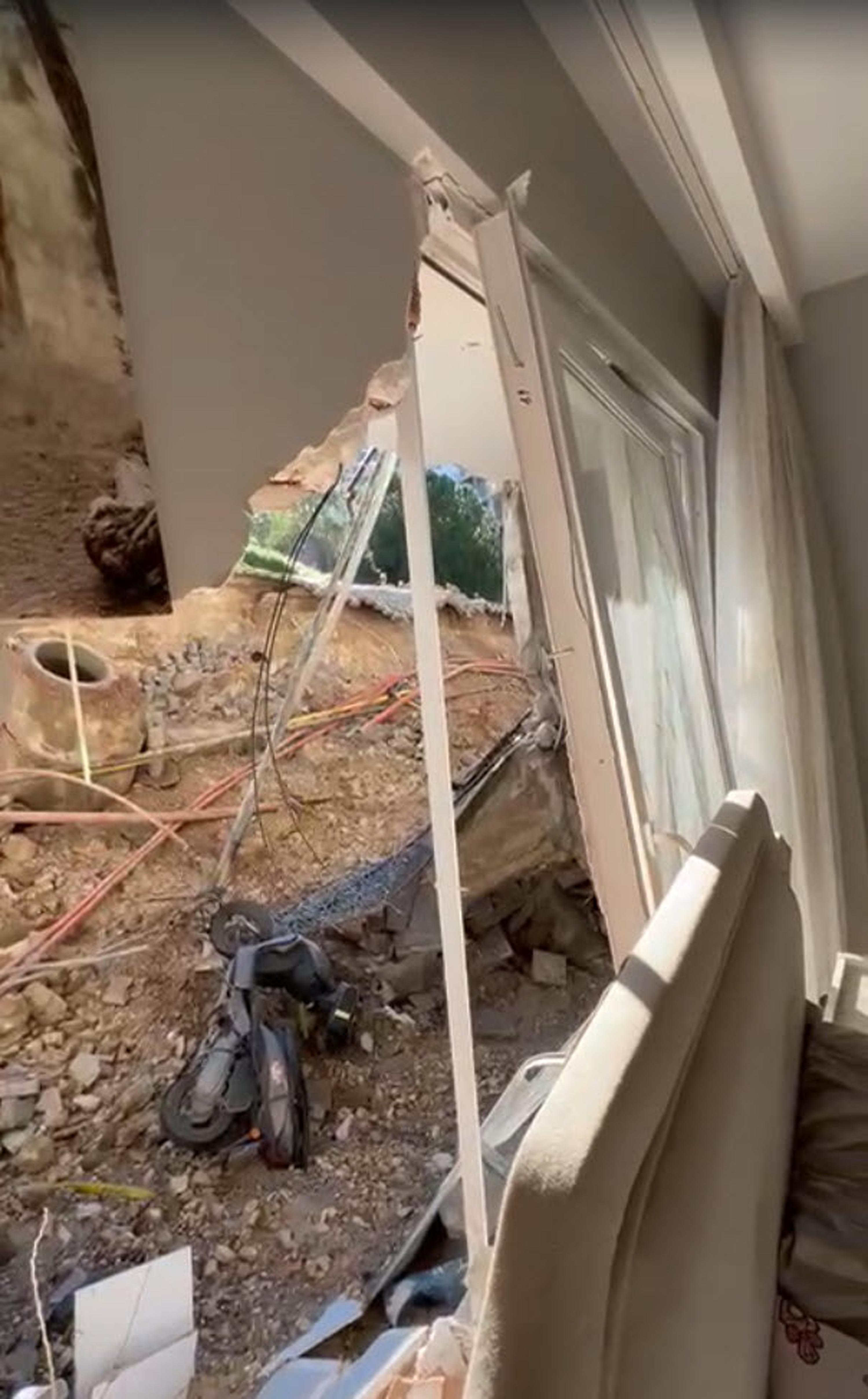 İzmir’de toprak kayması; 2 bina ve 7 araç zarar gördü