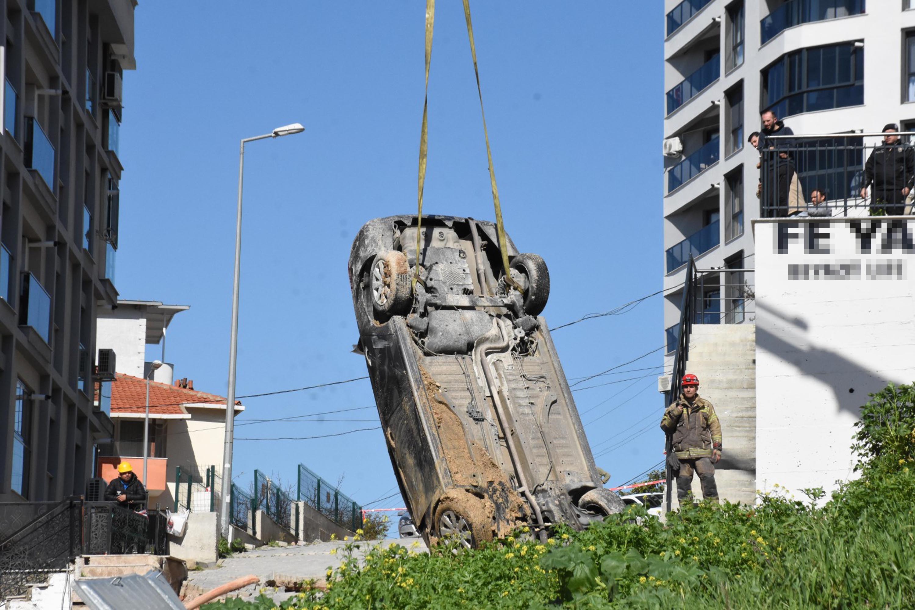İzmir’de toprak kayması; 2 bina ve 7 araç zarar gördü