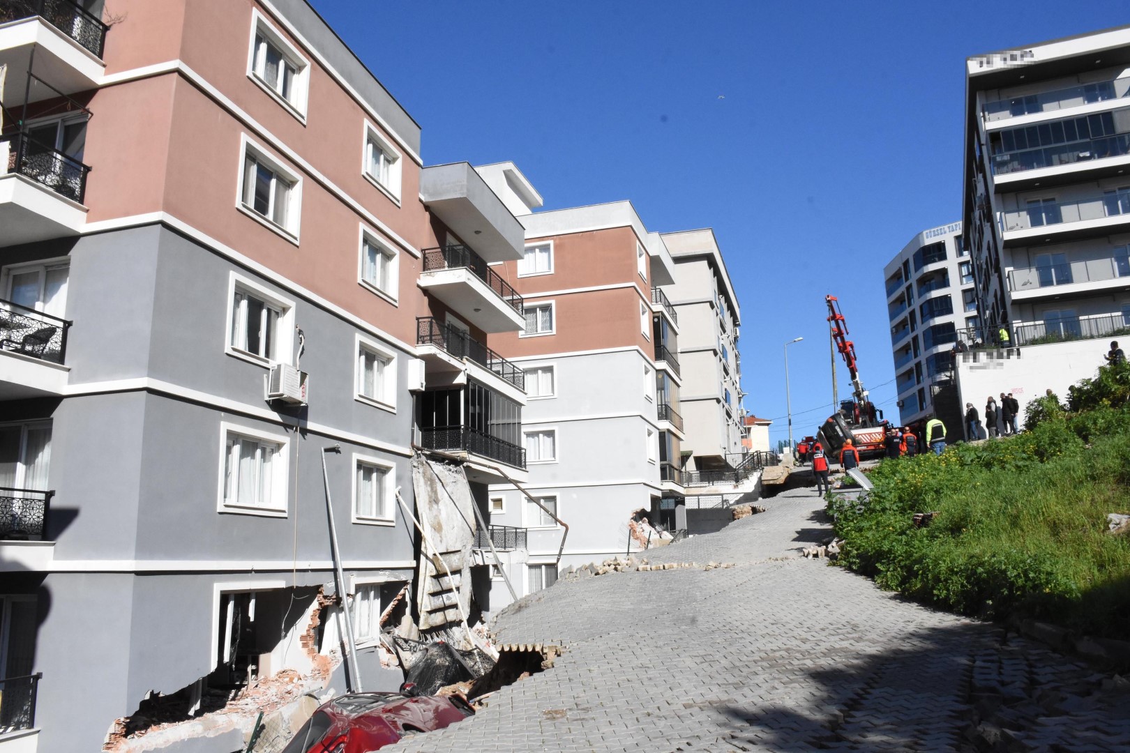 İzmir’de toprak kayması; 2 bina ve 7 araç zarar gördü