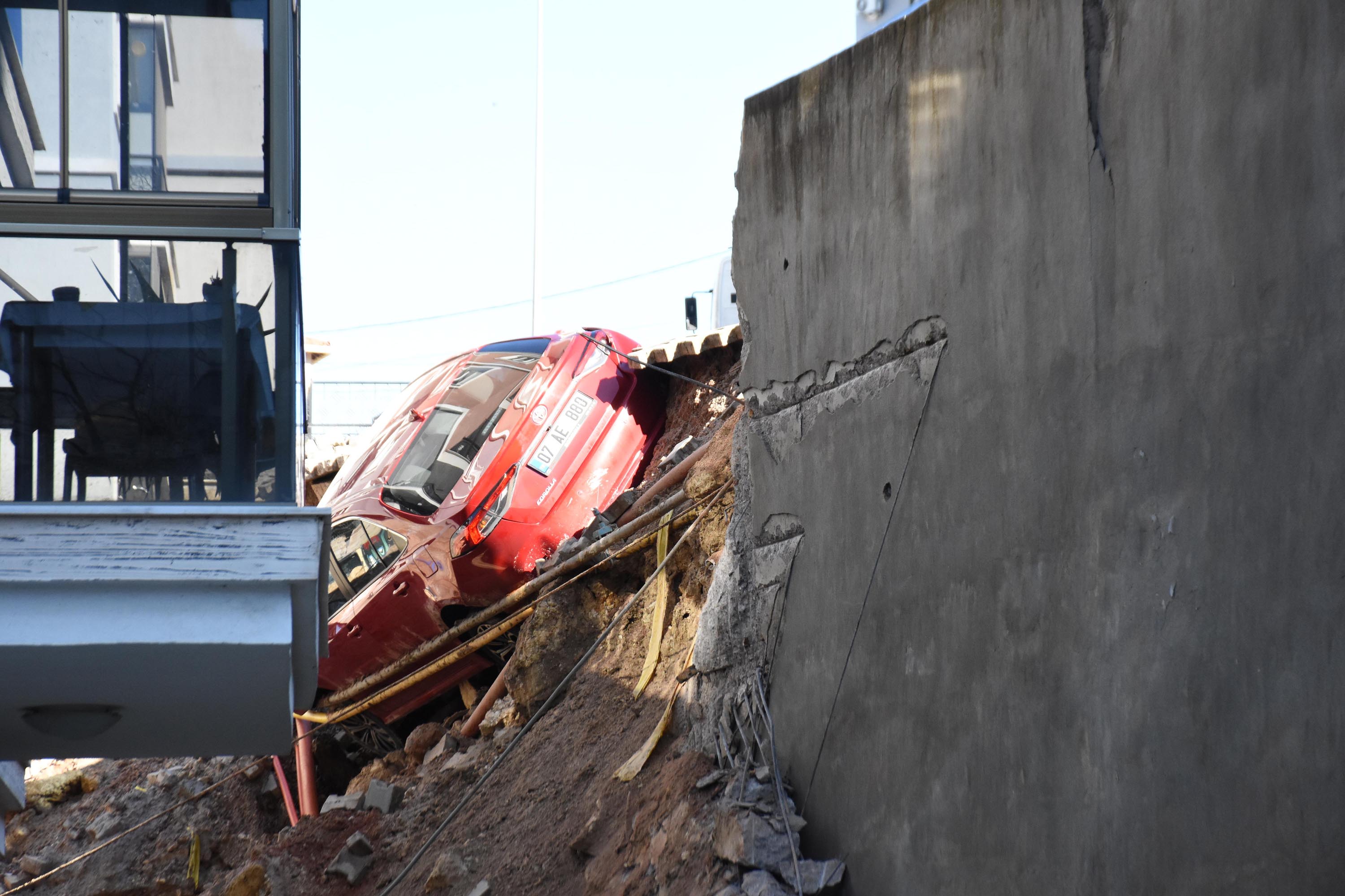 İzmir’de toprak kayması; 2 bina ve 7 araç zarar gördü