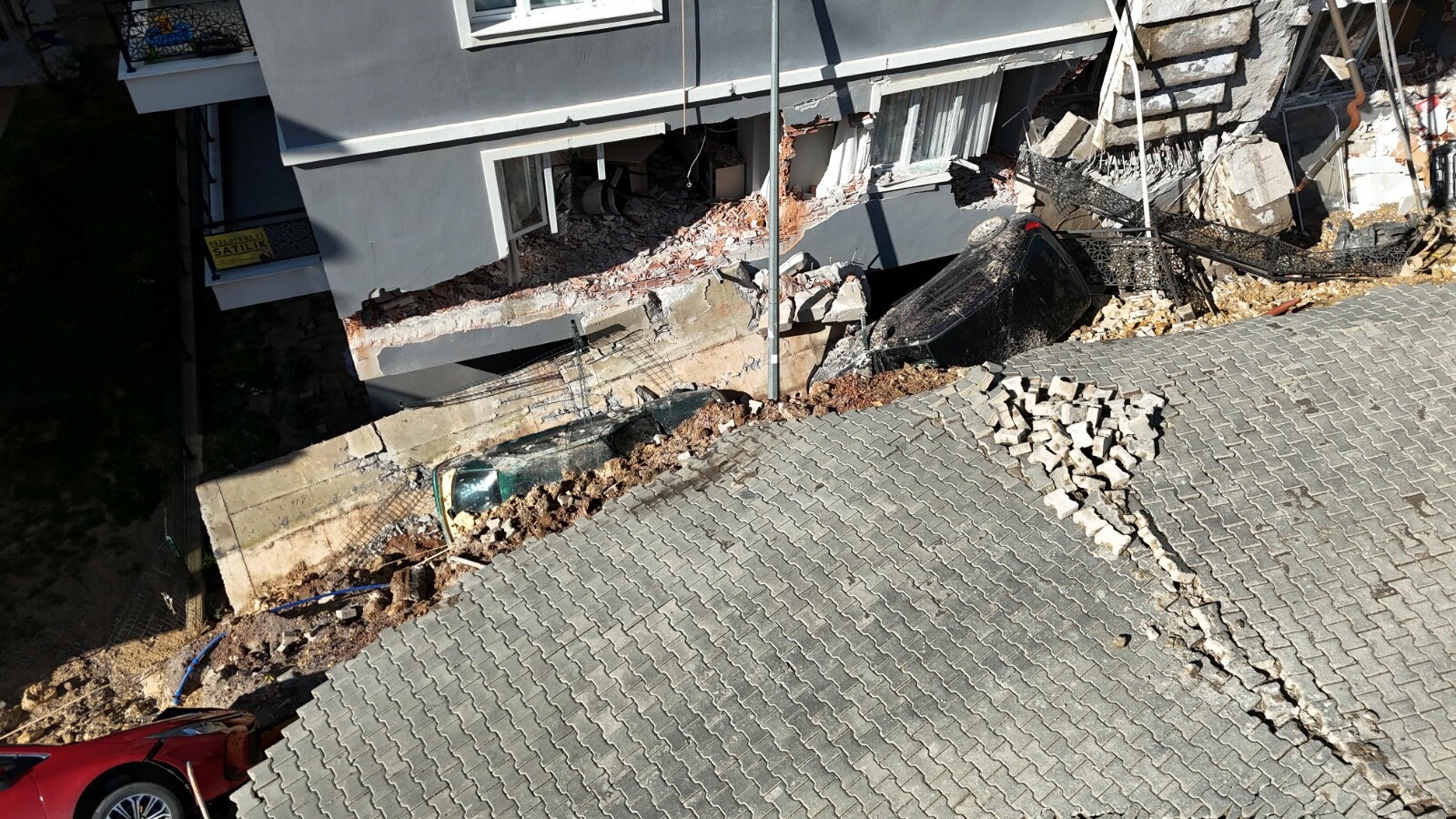 İzmir’de toprak kayması; 2 bina ve 7 araç zarar gördü