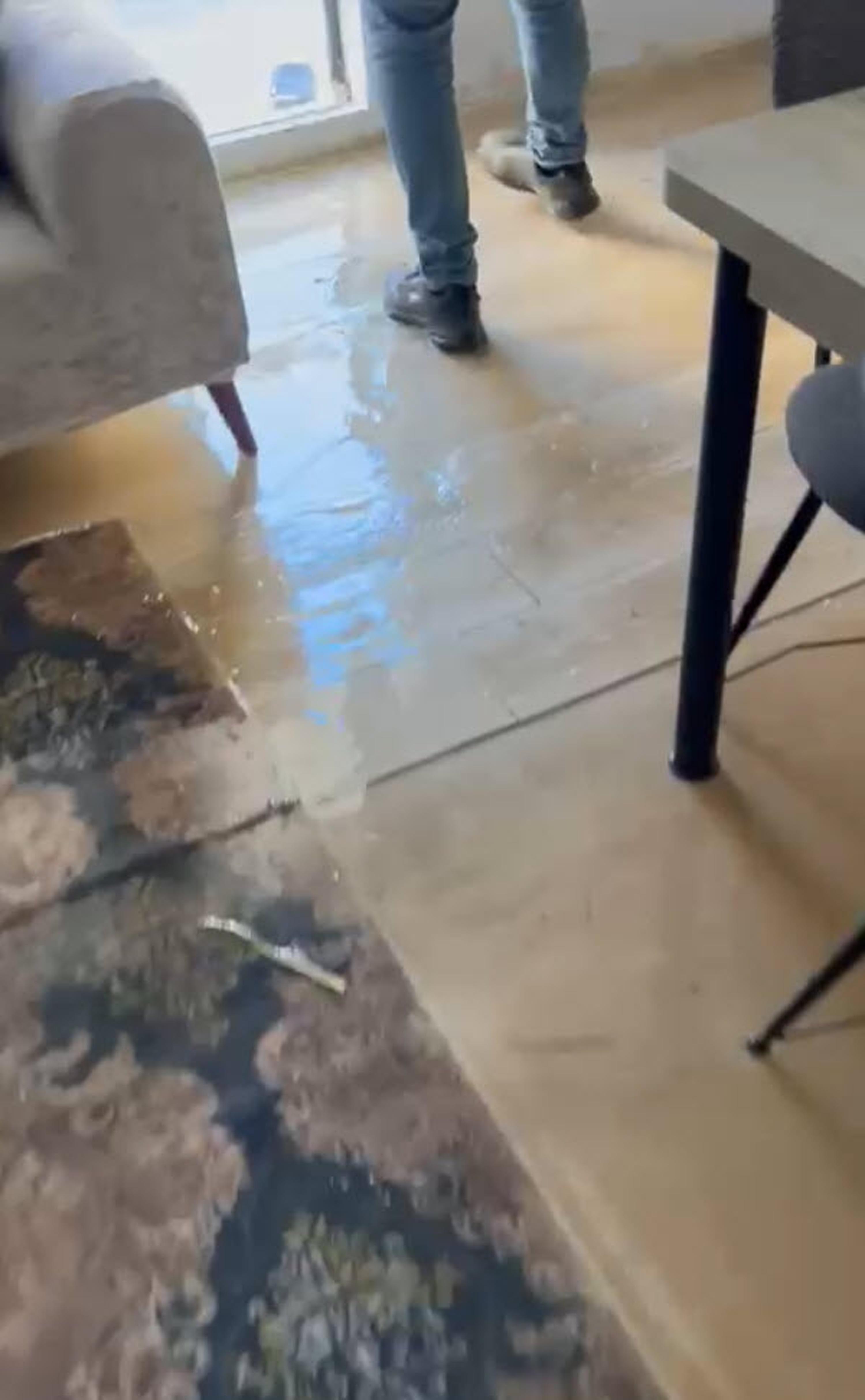 İzmir’de toprak kayması; 2 bina ve 7 araç zarar gördü