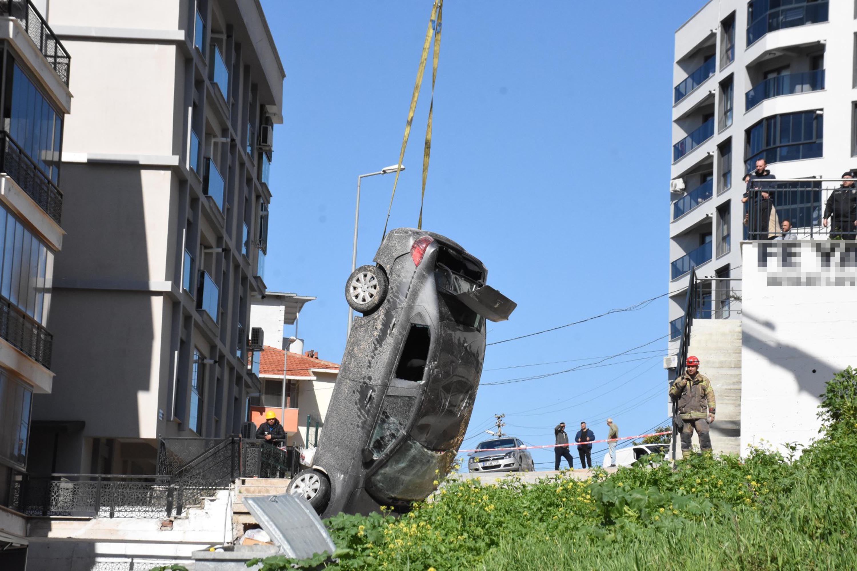 İzmir’de toprak kayması; 2 bina ve 7 araç zarar gördü