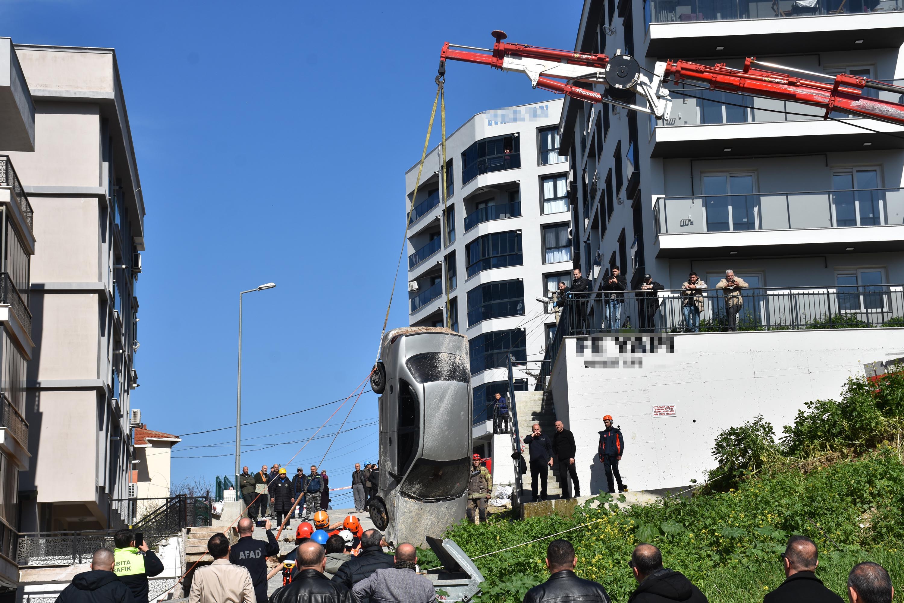 İzmir’de toprak kayması; 2 bina ve 7 araç zarar gördü