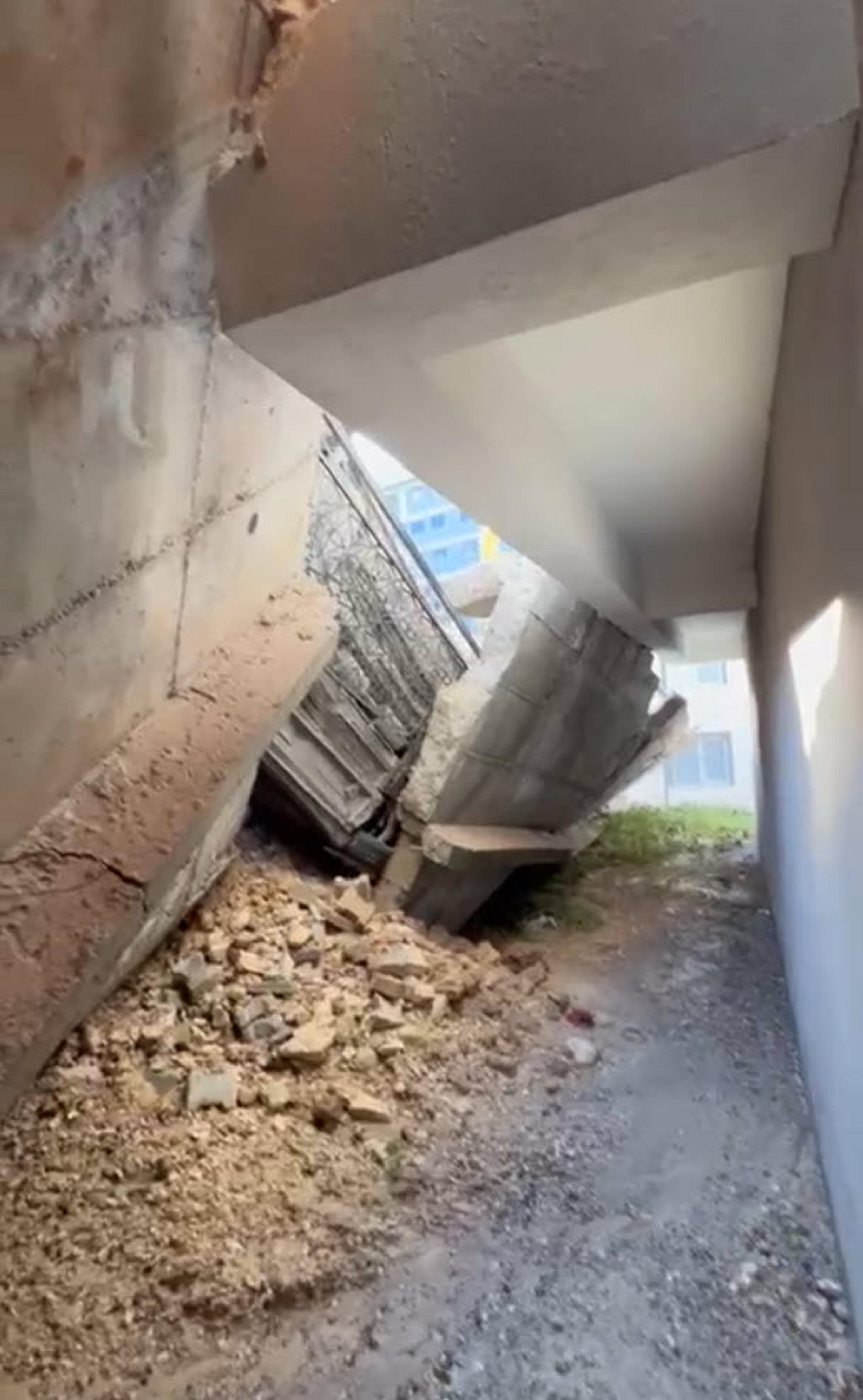 İzmir’de toprak kayması; 2 bina ve 7 araç zarar gördü