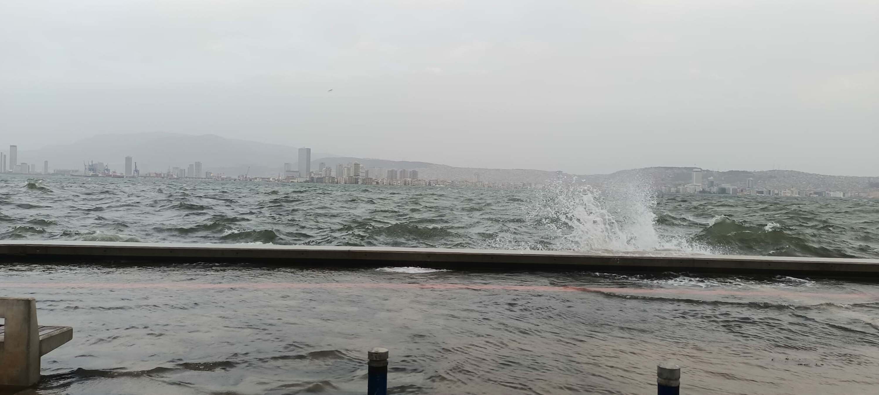 İzmir’de kuvvetli rüzgar etkili oldu; Karşıyaka'da deniz taştı