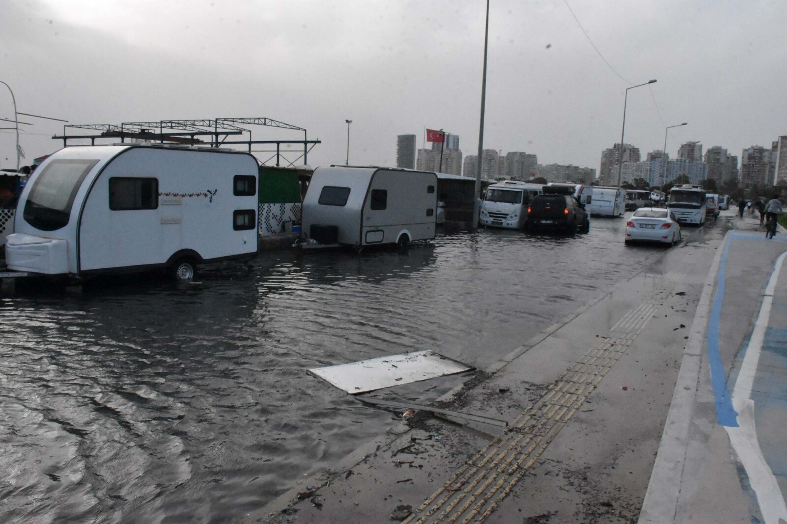 İzmir’de kuvvetli rüzgar etkili oldu; Karşıyaka'da deniz taştı