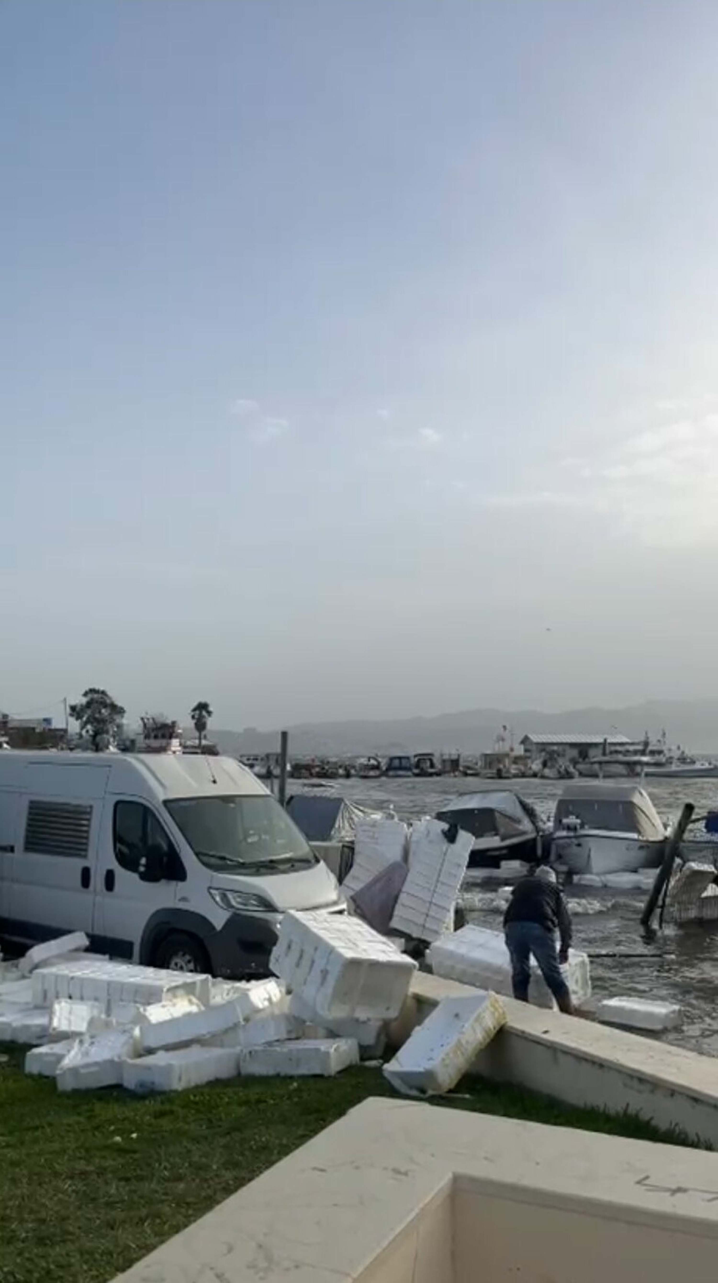 İzmir’de kuvvetli rüzgar etkili oldu; Karşıyaka'da deniz taştı