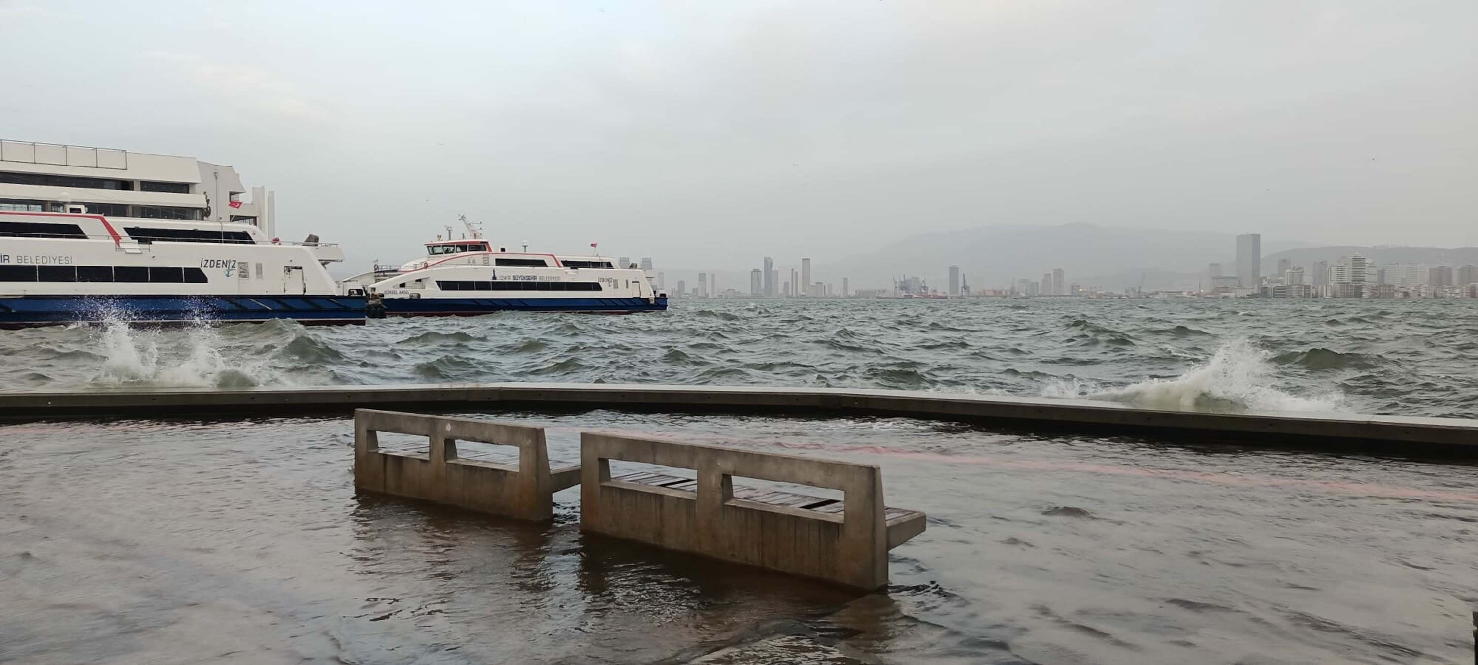 İzmir’de kuvvetli rüzgar etkili oldu; Karşıyaka'da deniz taştı