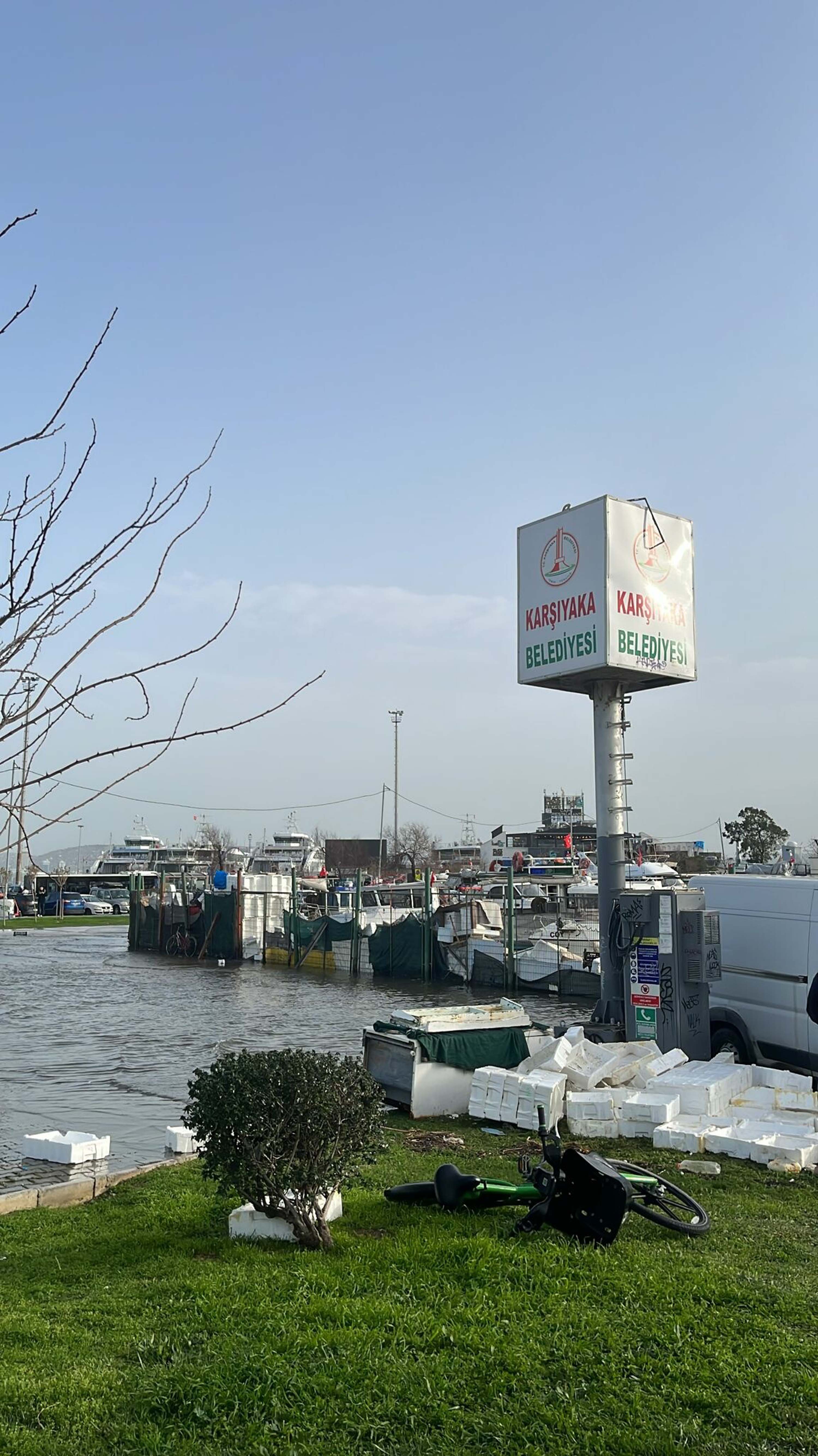 İzmir’de kuvvetli rüzgar etkili oldu; Karşıyaka'da deniz taştı