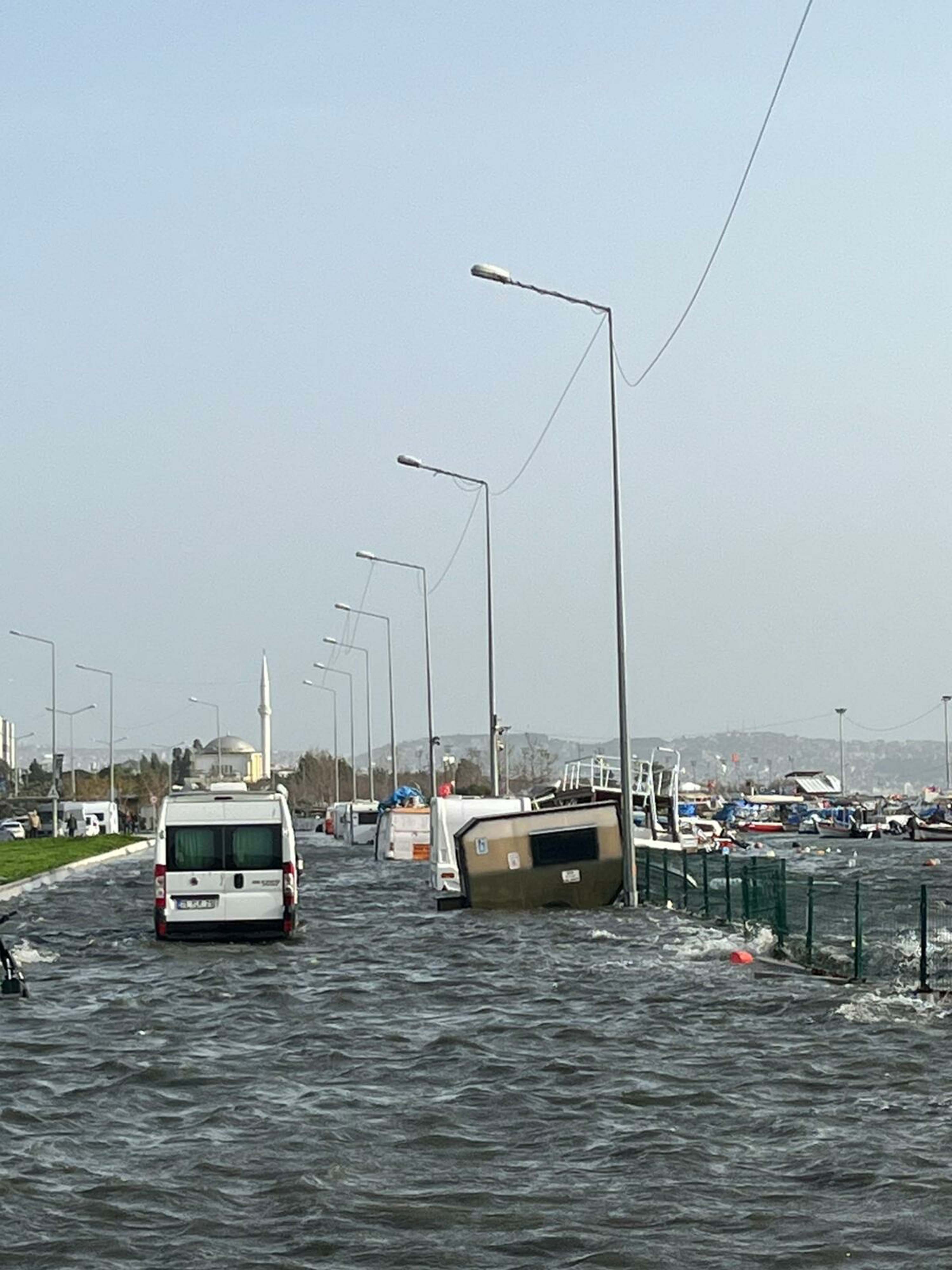 İzmir’de kuvvetli rüzgar etkili oldu; Karşıyaka'da deniz taştı