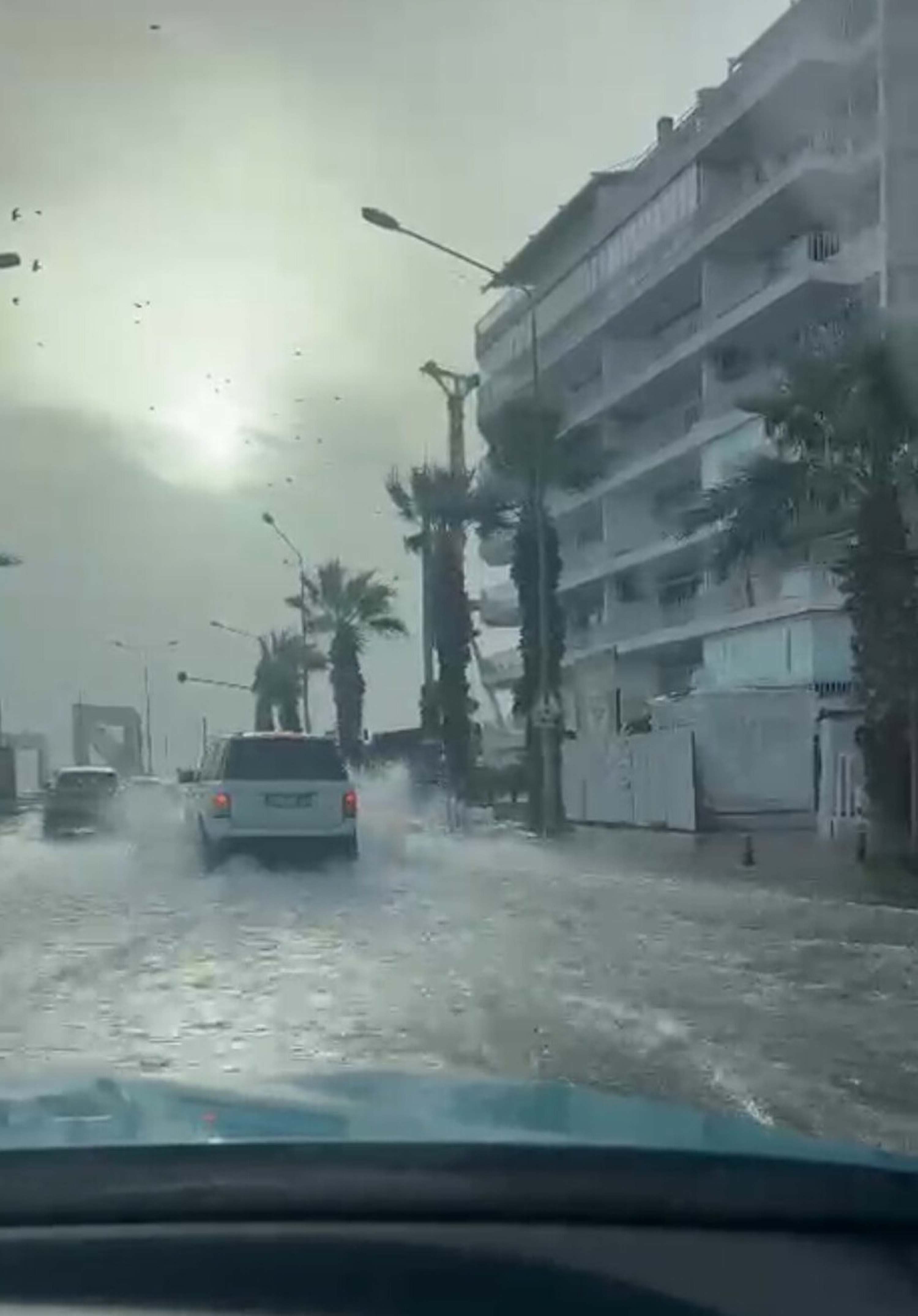 İzmir’de kuvvetli rüzgar etkili oldu; Karşıyaka'da deniz taştı