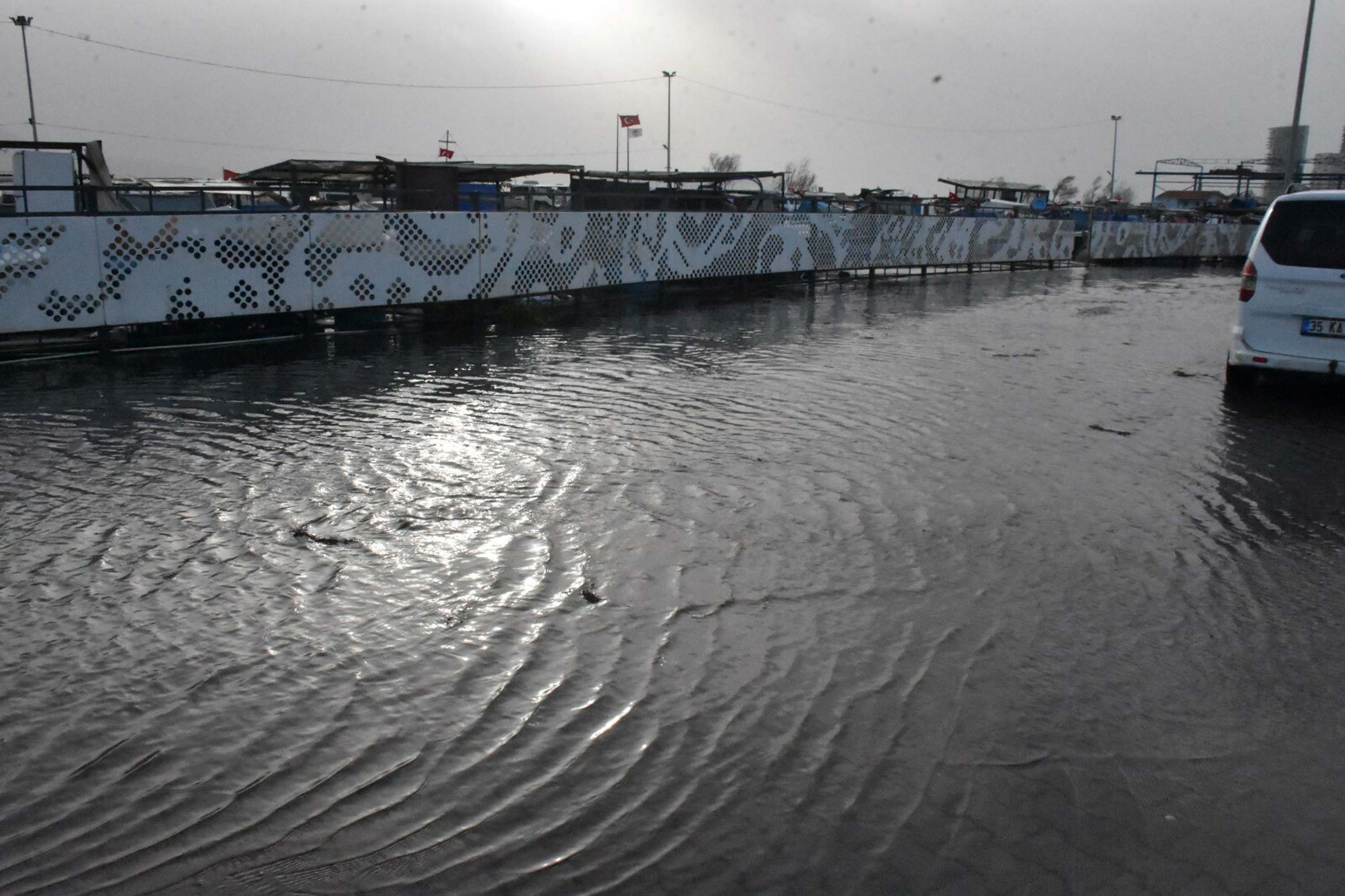 İzmir’de kuvvetli rüzgar etkili oldu; Karşıyaka'da deniz taştı