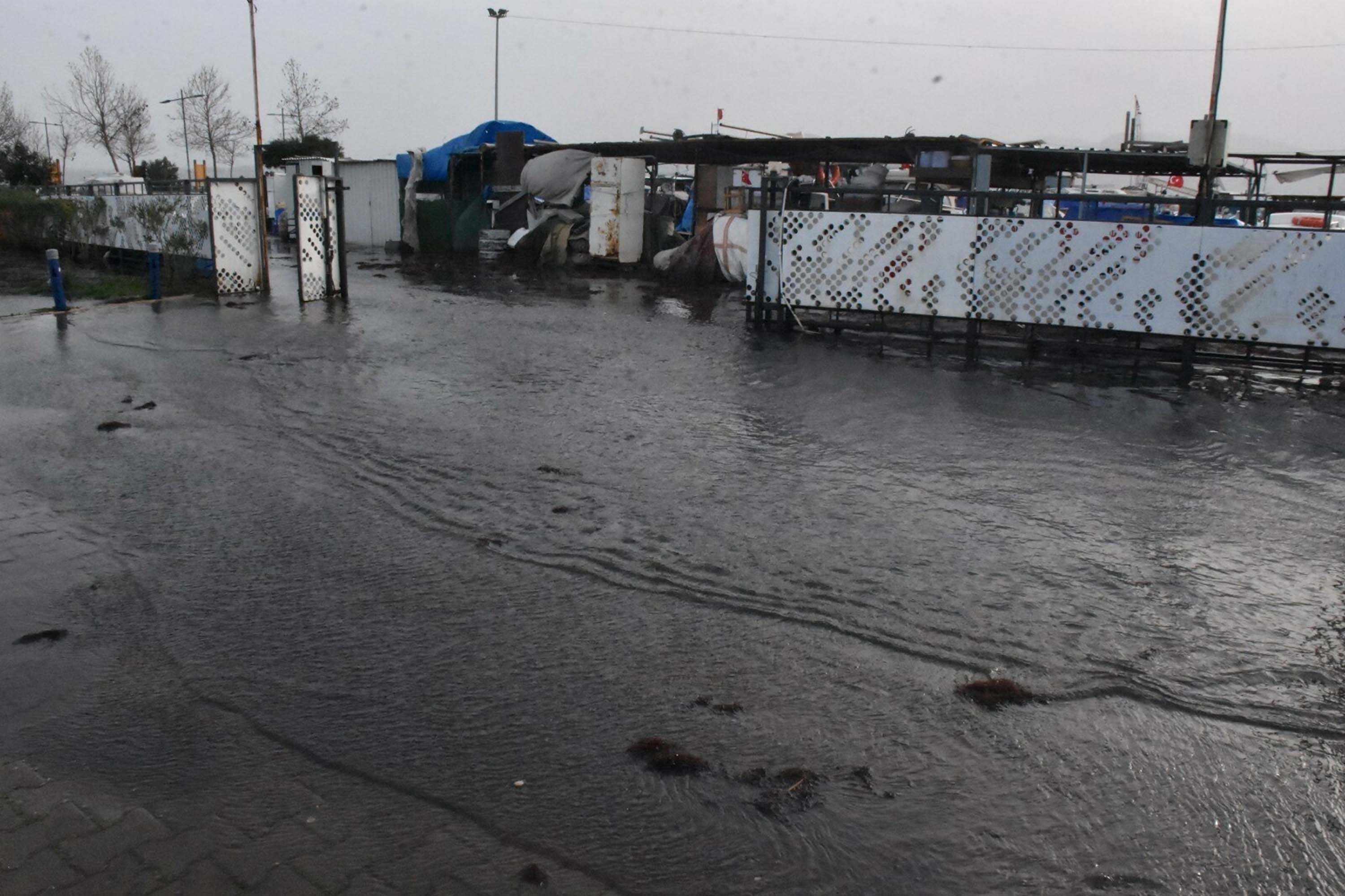 İzmir’de kuvvetli rüzgar etkili oldu; Karşıyaka'da deniz taştı