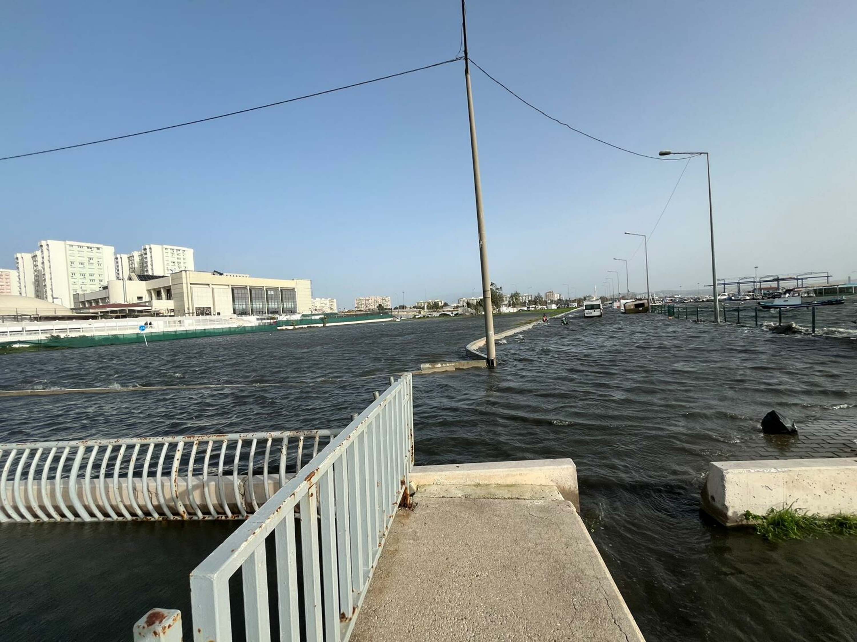 İzmir’de kuvvetli rüzgar etkili oldu; Karşıyaka'da deniz taştı