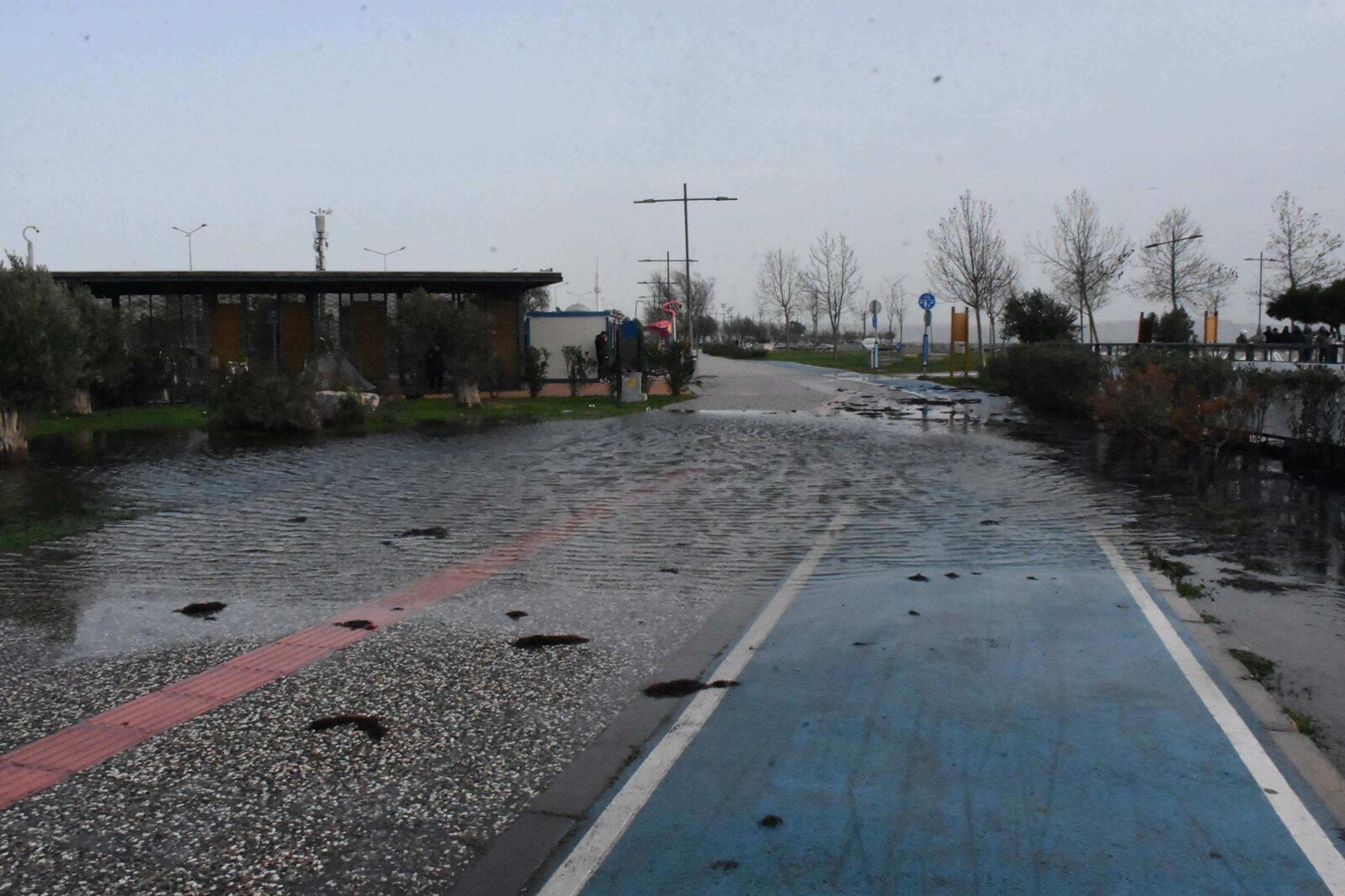 İzmir’de kuvvetli rüzgar etkili oldu; Karşıyaka'da deniz taştı