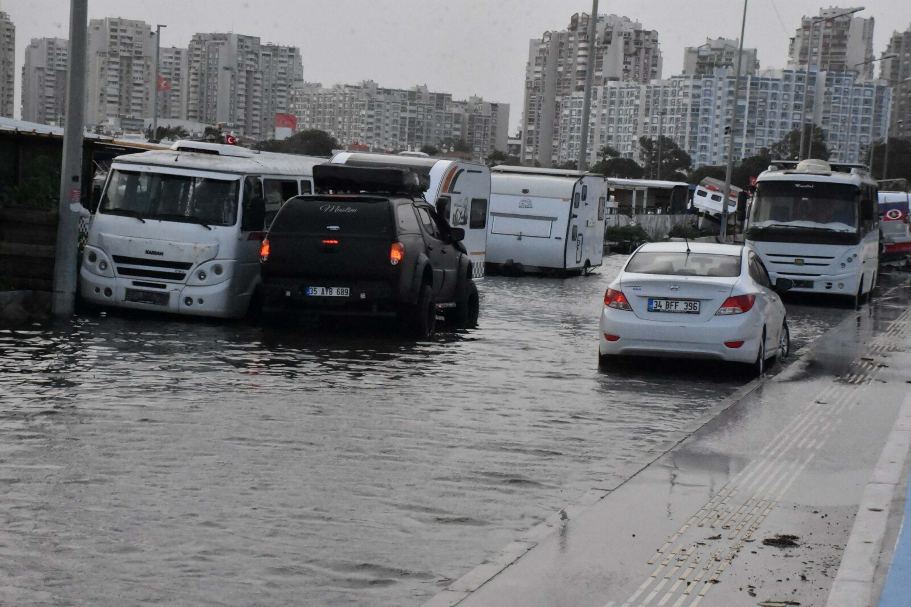 İzmir’de kuvvetli rüzgar etkili oldu; Karşıyaka'da deniz taştı