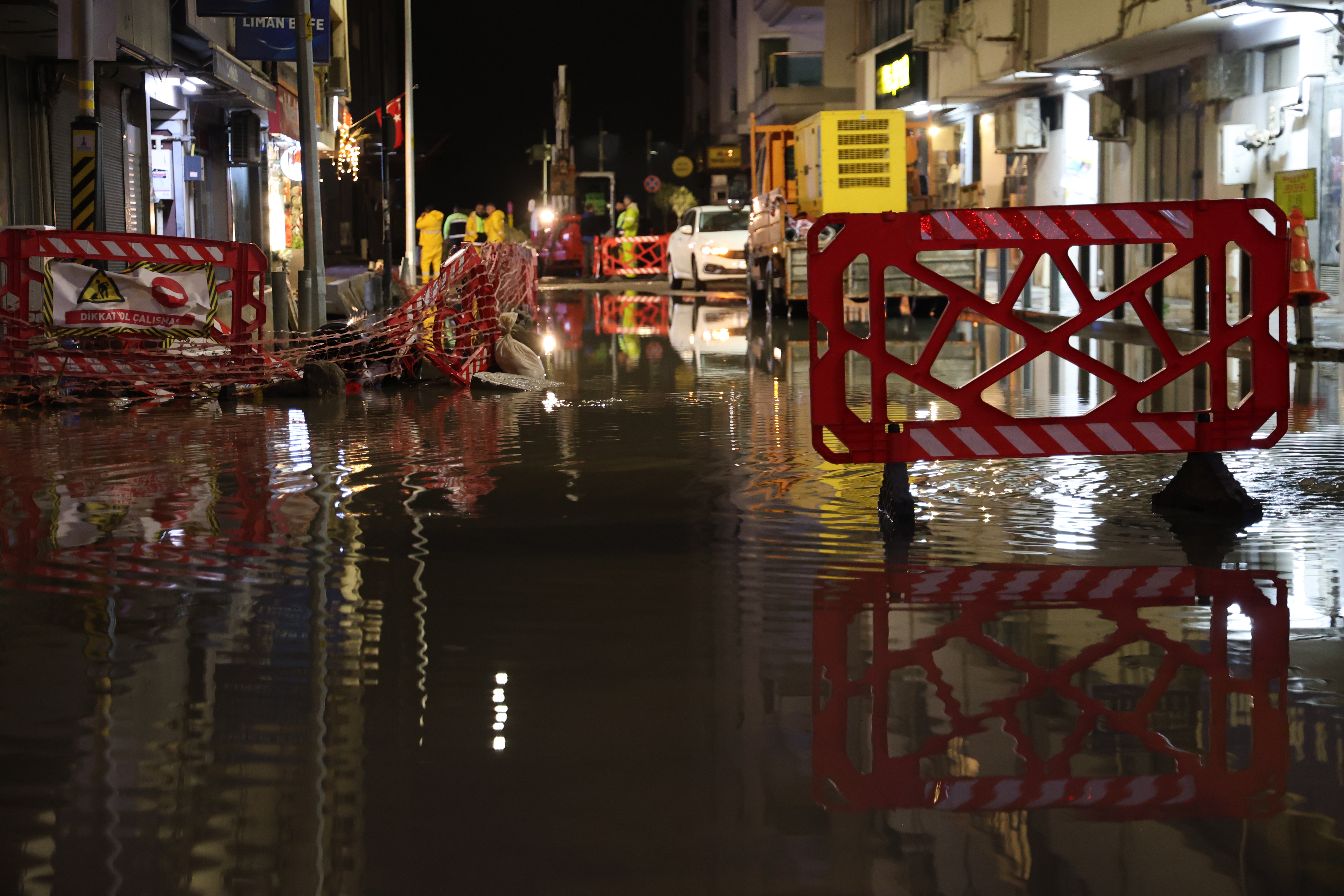 İzmir’de sağanak; cadde ve sokaklar göle döndü