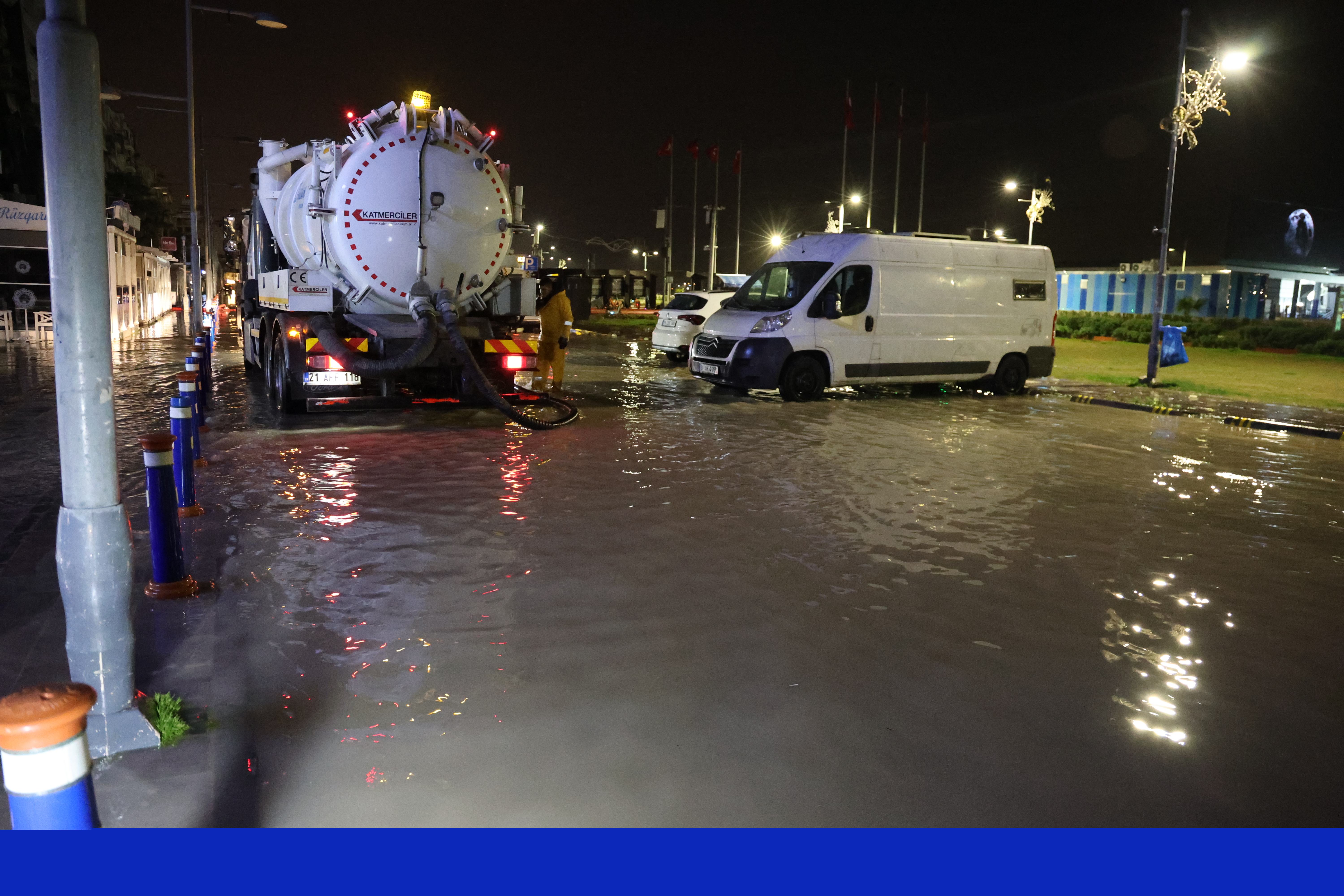İzmir’de sağanak; cadde ve sokaklar göle döndü