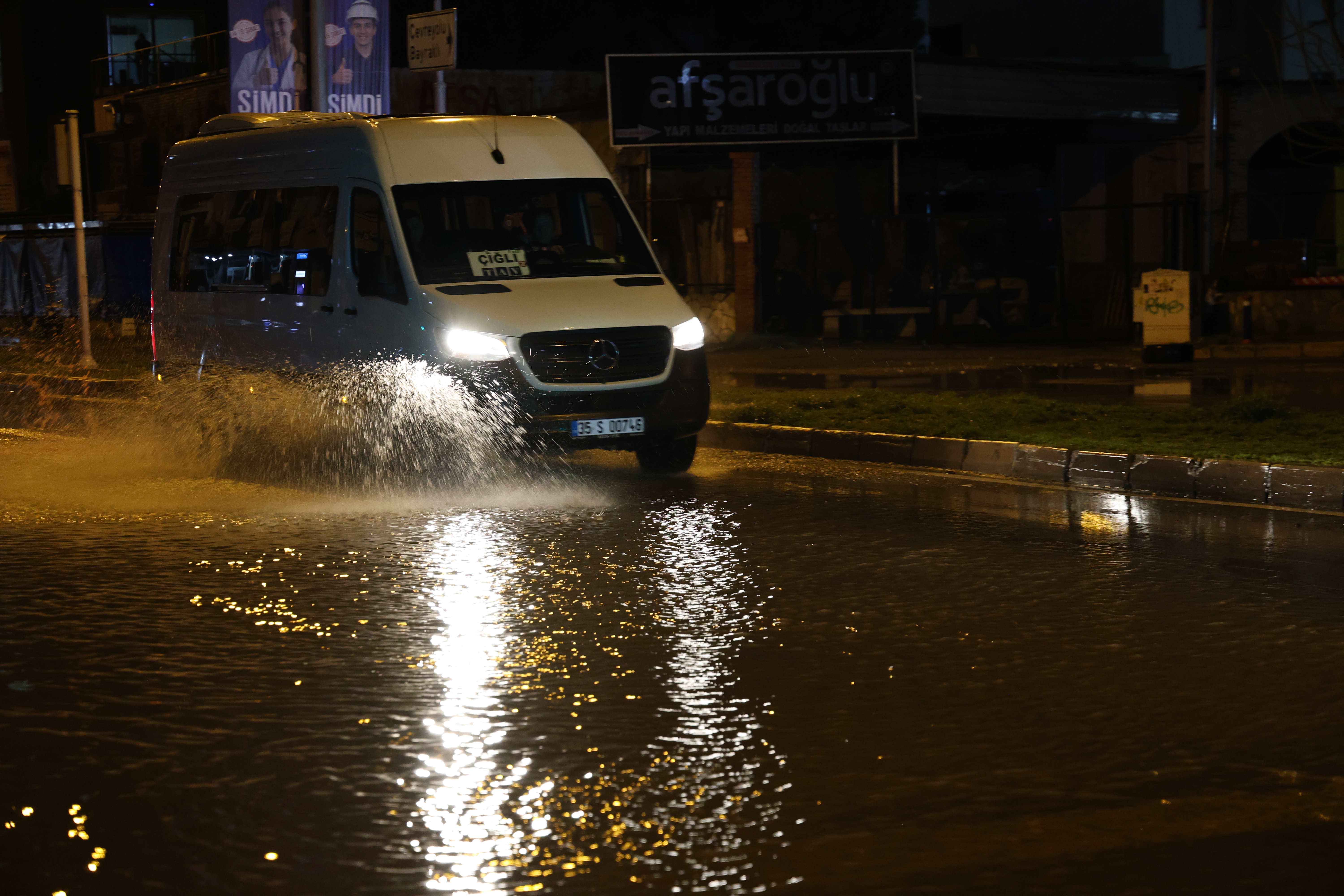 İzmir’de sağanak; cadde ve sokaklar göle döndü