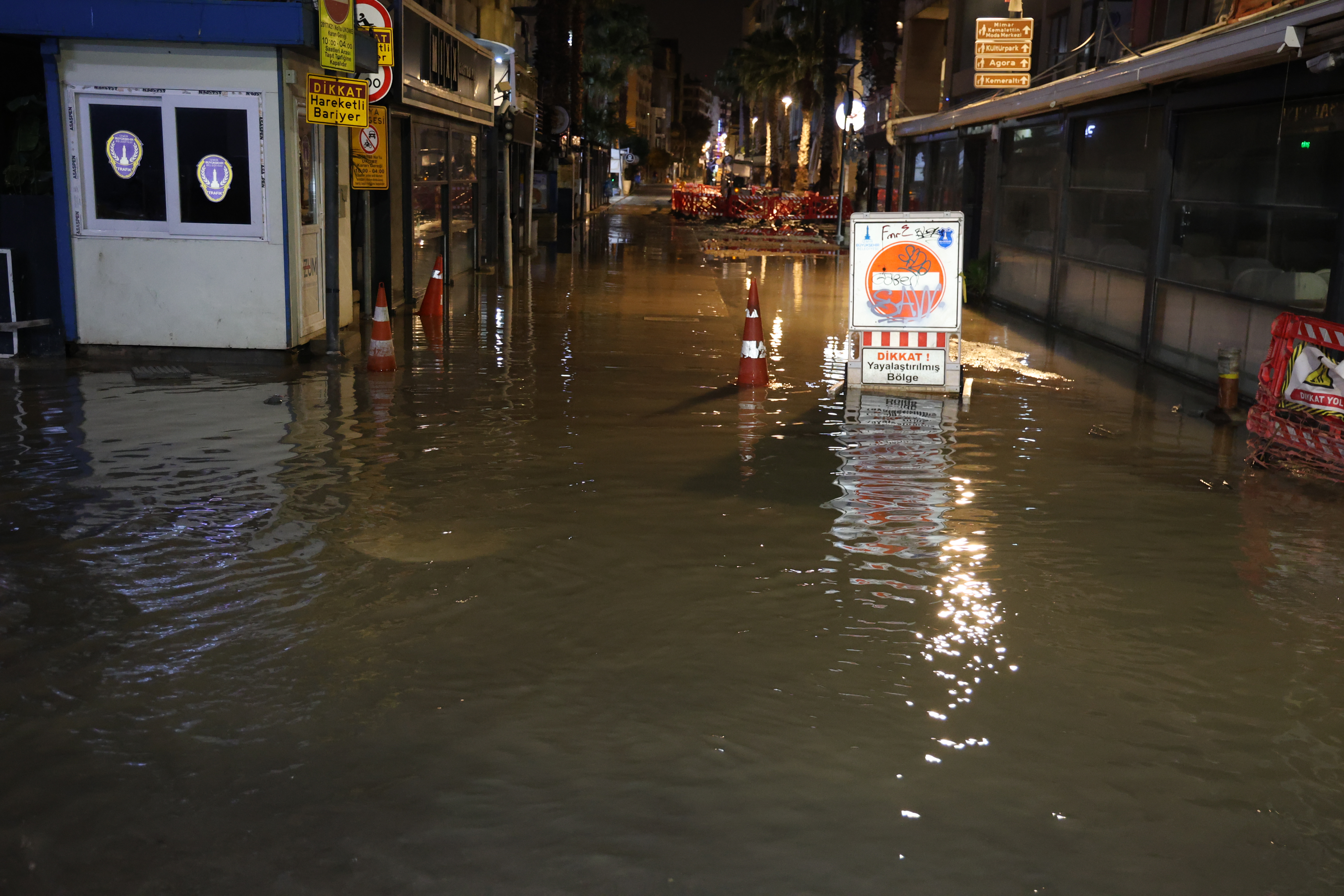İzmir’de sağanak; cadde ve sokaklar göle döndü