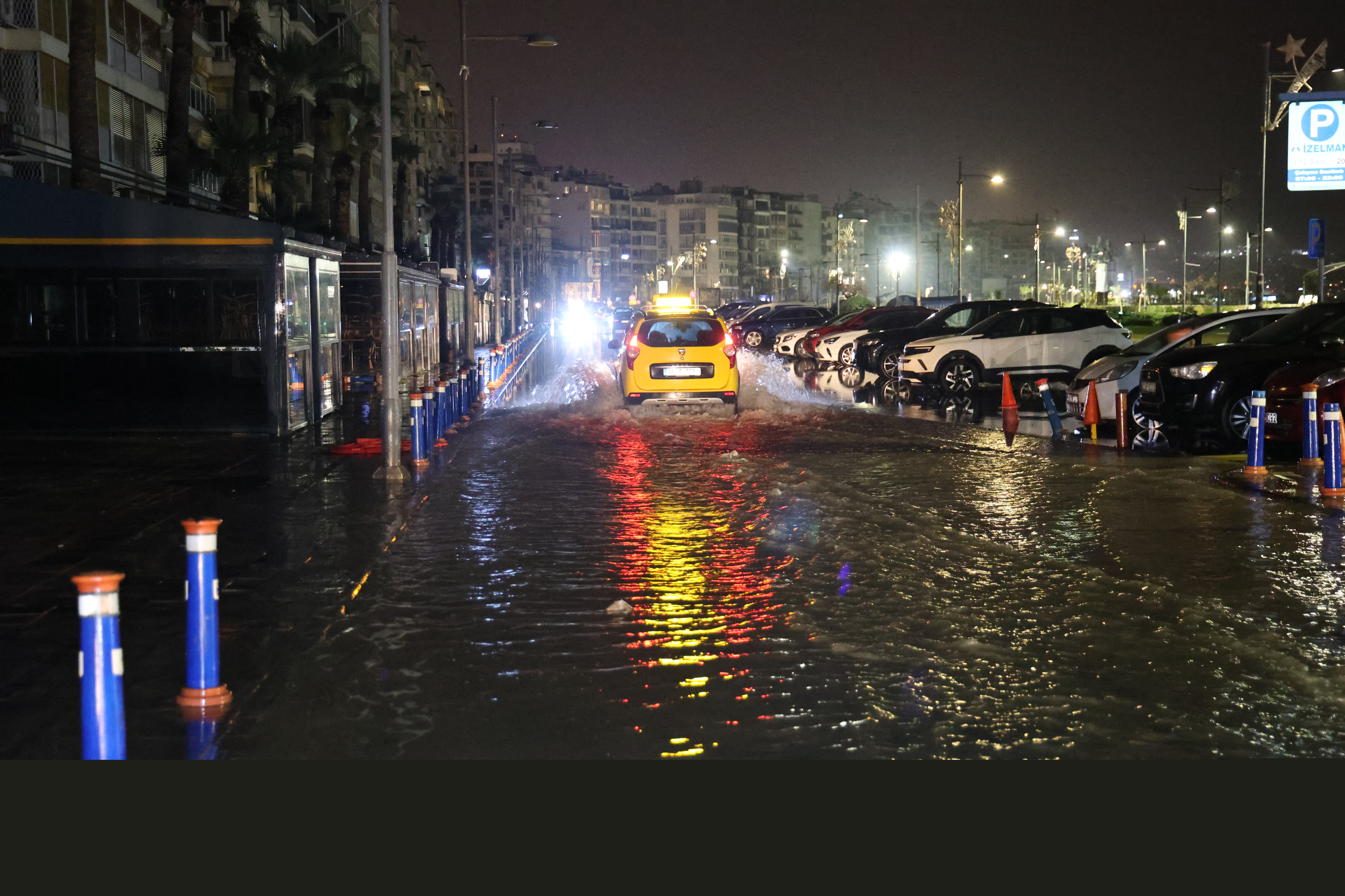 İzmir’de sağanak; cadde ve sokaklar göle döndü
