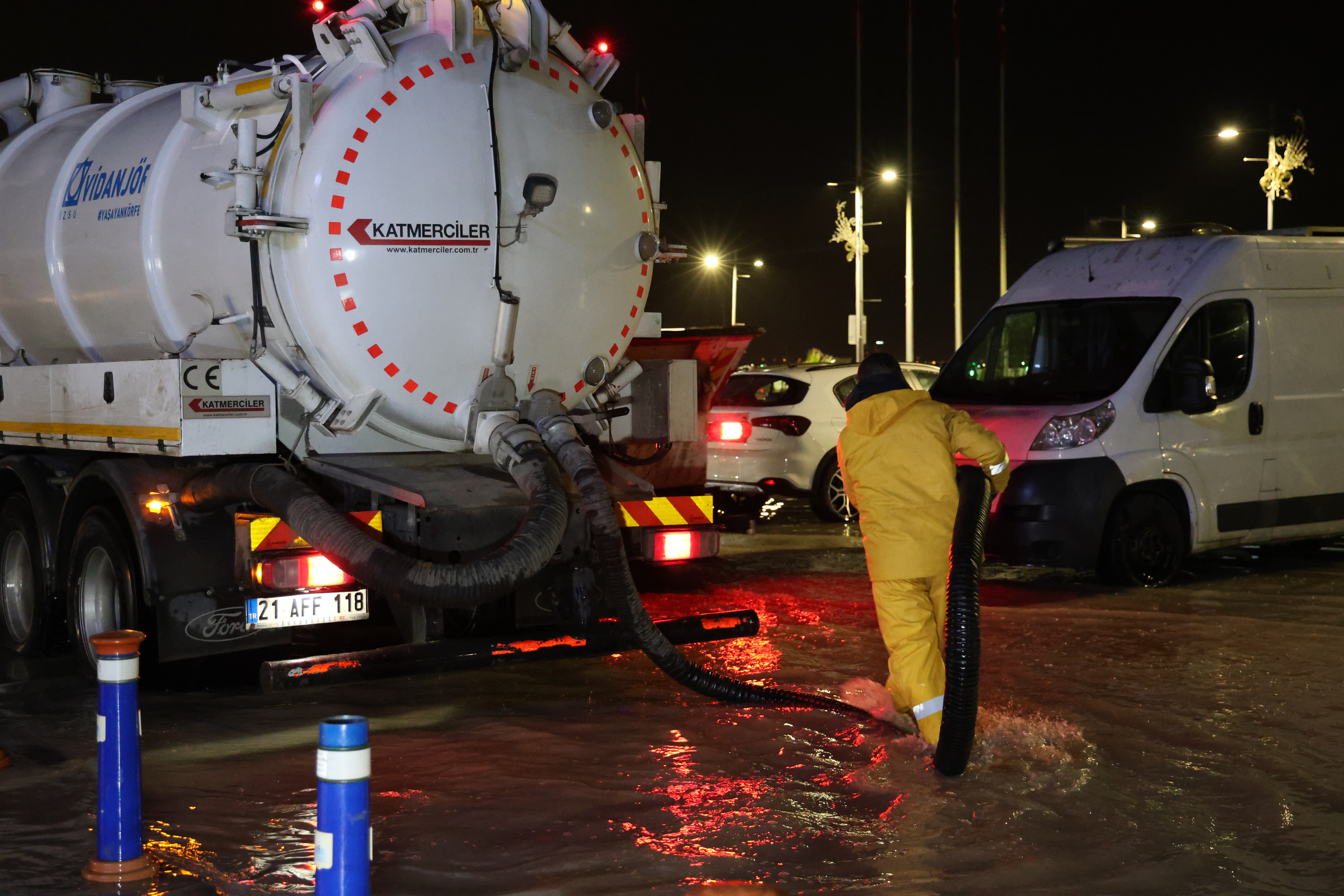 İzmir’de sağanak; cadde ve sokaklar göle döndü