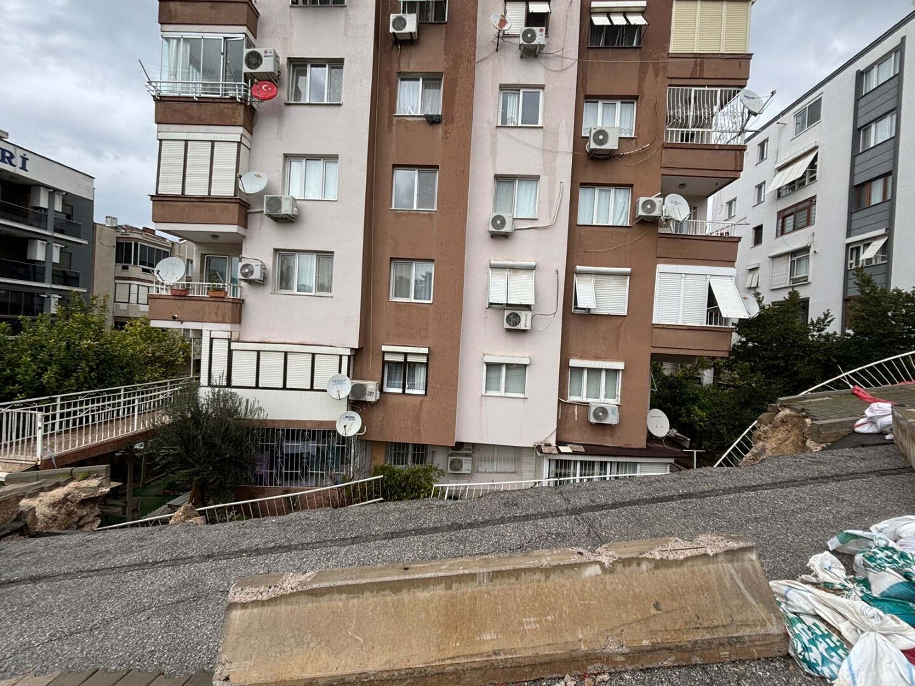 Buca'da istinat duvarı çöktü; apartman sakinleri çözüm bekliyor