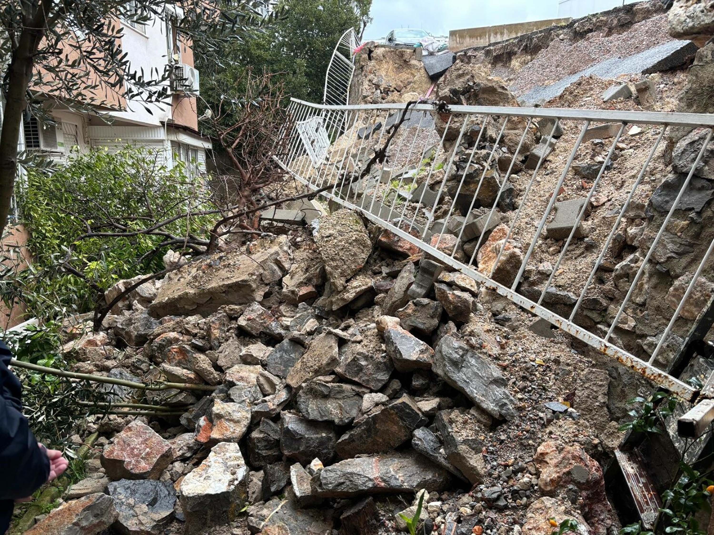 Buca'da istinat duvarı çöktü; apartman sakinleri çözüm bekliyor