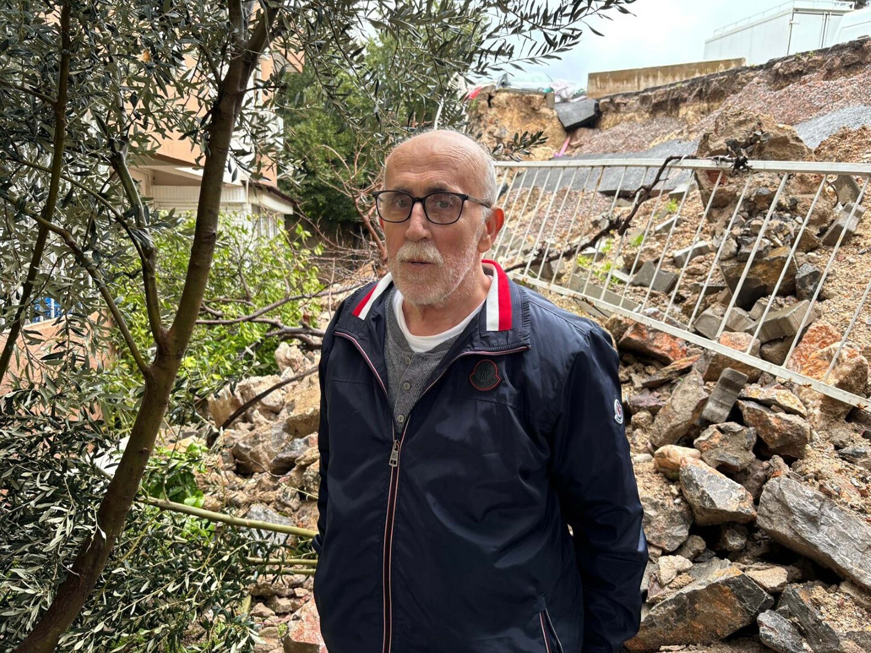 Buca'da istinat duvarı çöktü; apartman sakinleri çözüm bekliyor