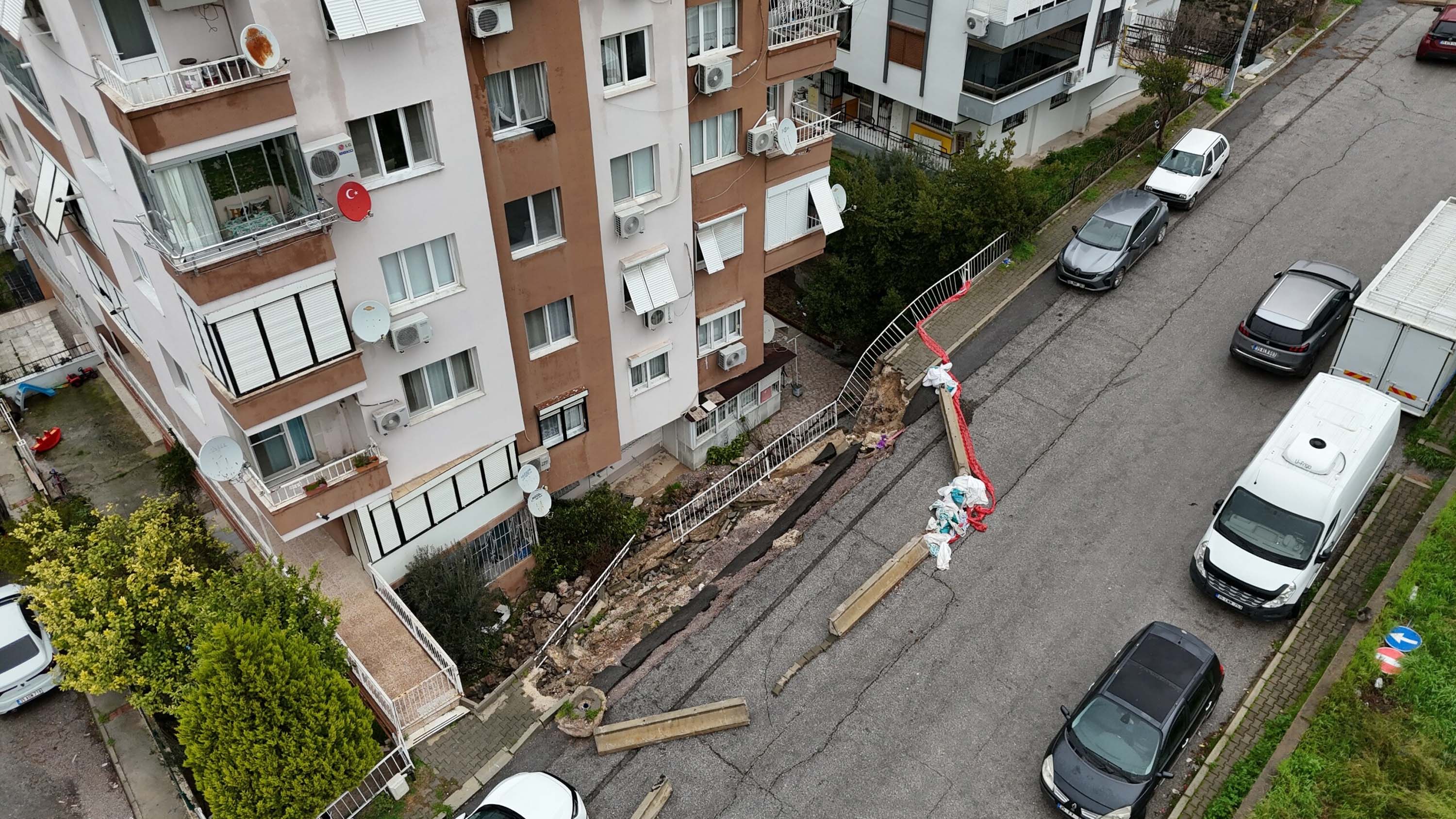 Buca'da istinat duvarı çöktü; apartman sakinleri çözüm bekliyor