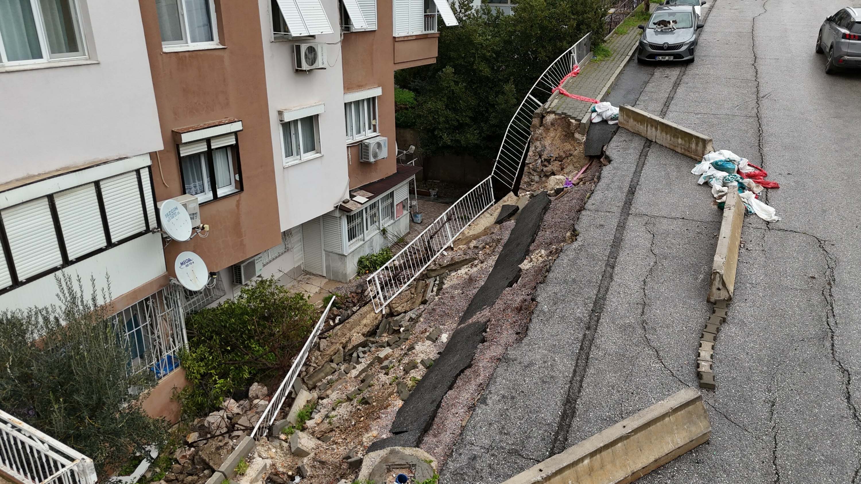 Buca'da istinat duvarı çöktü; apartman sakinleri çözüm bekliyor