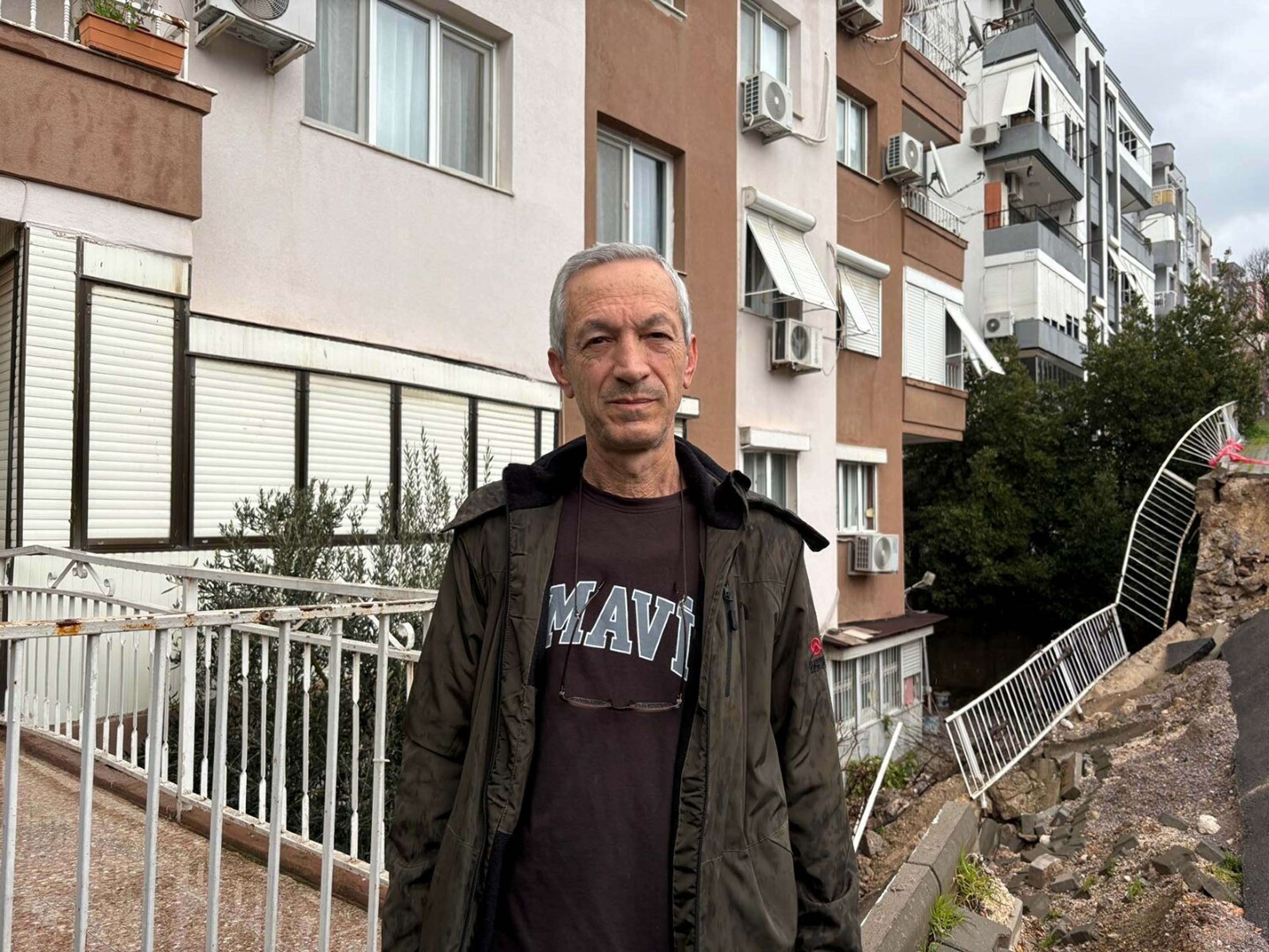 Buca'da istinat duvarı çöktü; apartman sakinleri çözüm bekliyor