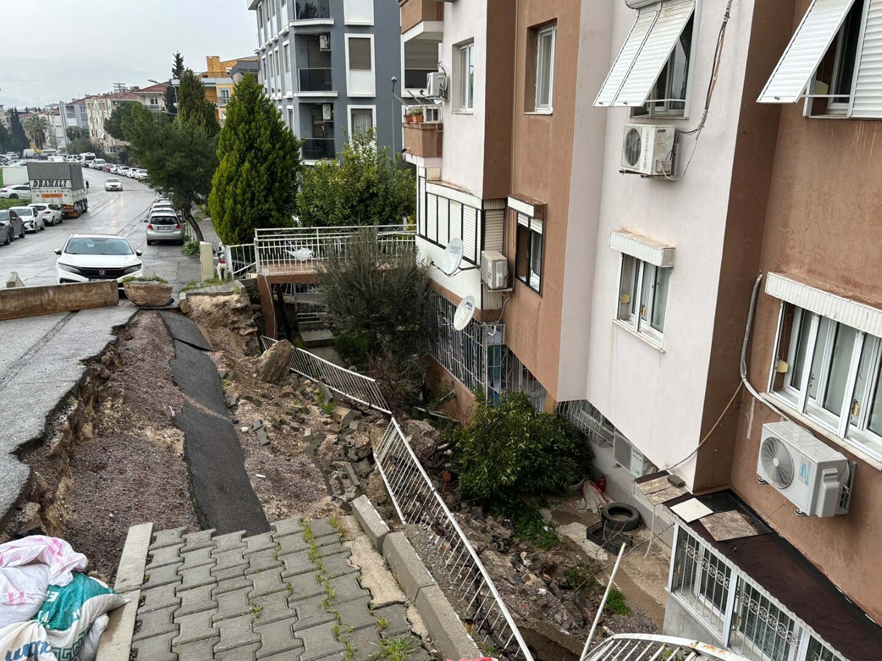 Buca'da istinat duvarı çöktü; apartman sakinleri çözüm bekliyor