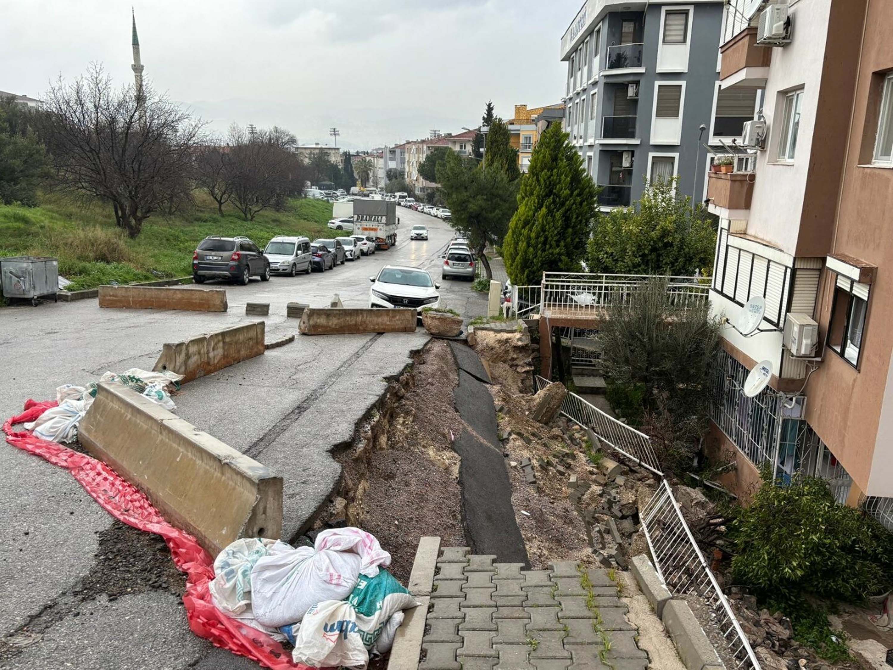 Buca'da istinat duvarı çöktü; apartman sakinleri çözüm bekliyor