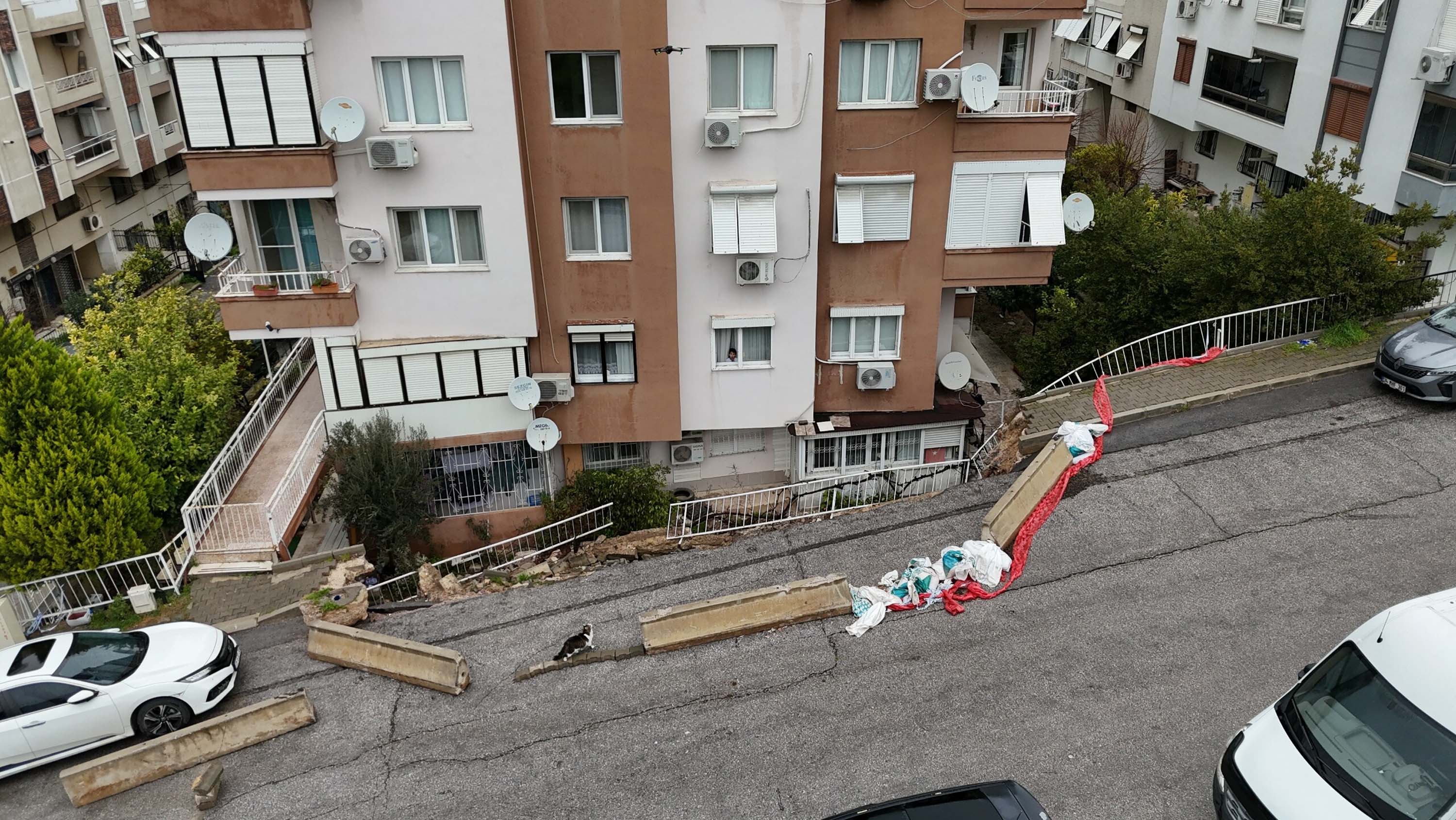 Buca'da istinat duvarı çöktü; apartman sakinleri çözüm bekliyor