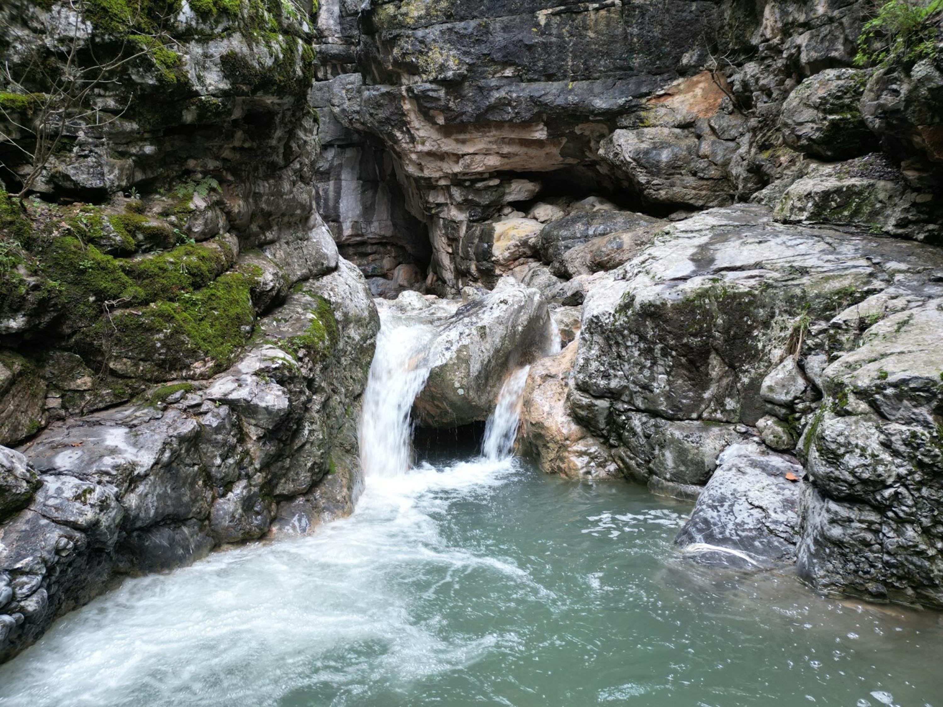 Spil Dağı Milli Parkı'ndaki 'Saklı Kanyon' yeniden akmaya başladı