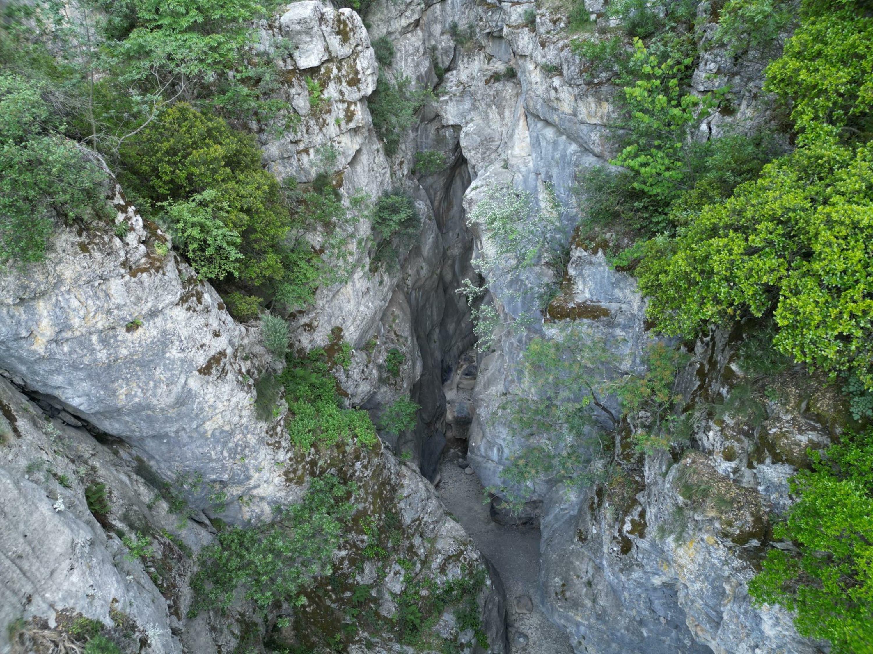 Spil Dağı Milli Parkı'ndaki 'Saklı Kanyon' yeniden akmaya başladı