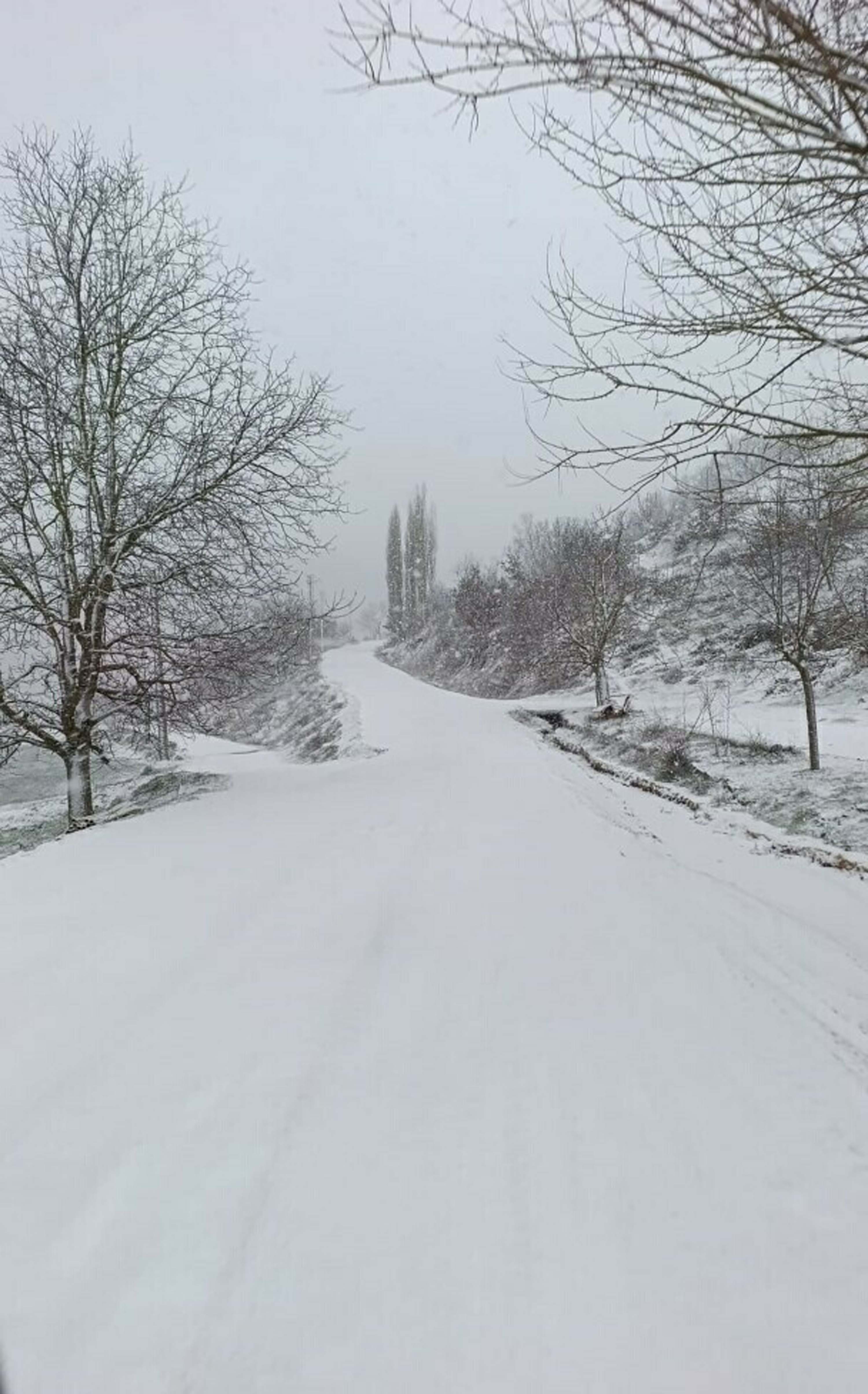 İzmir'in yüksek kesimleri beyaza büründü