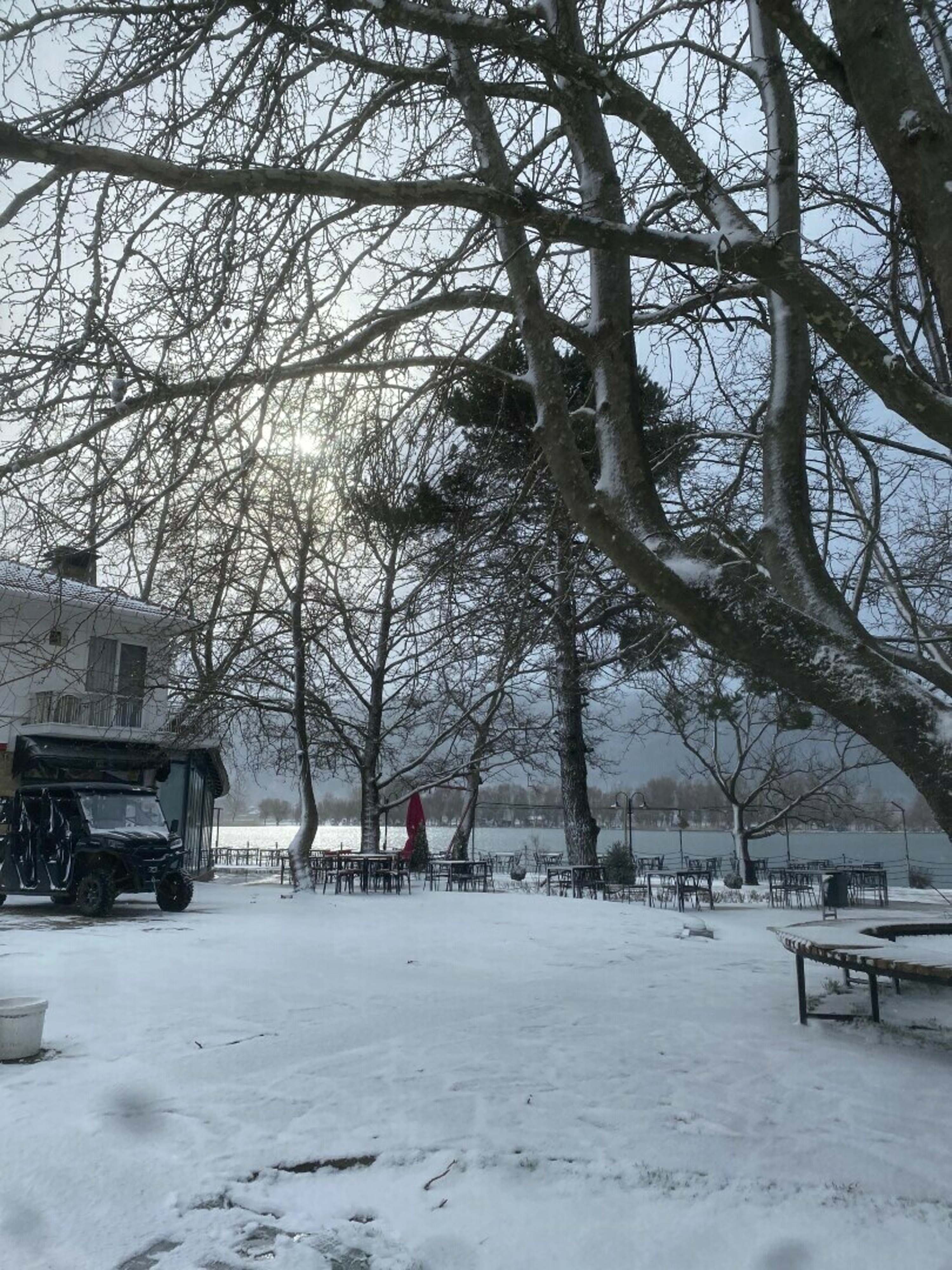 İzmir'in yüksek kesimleri beyaza büründü