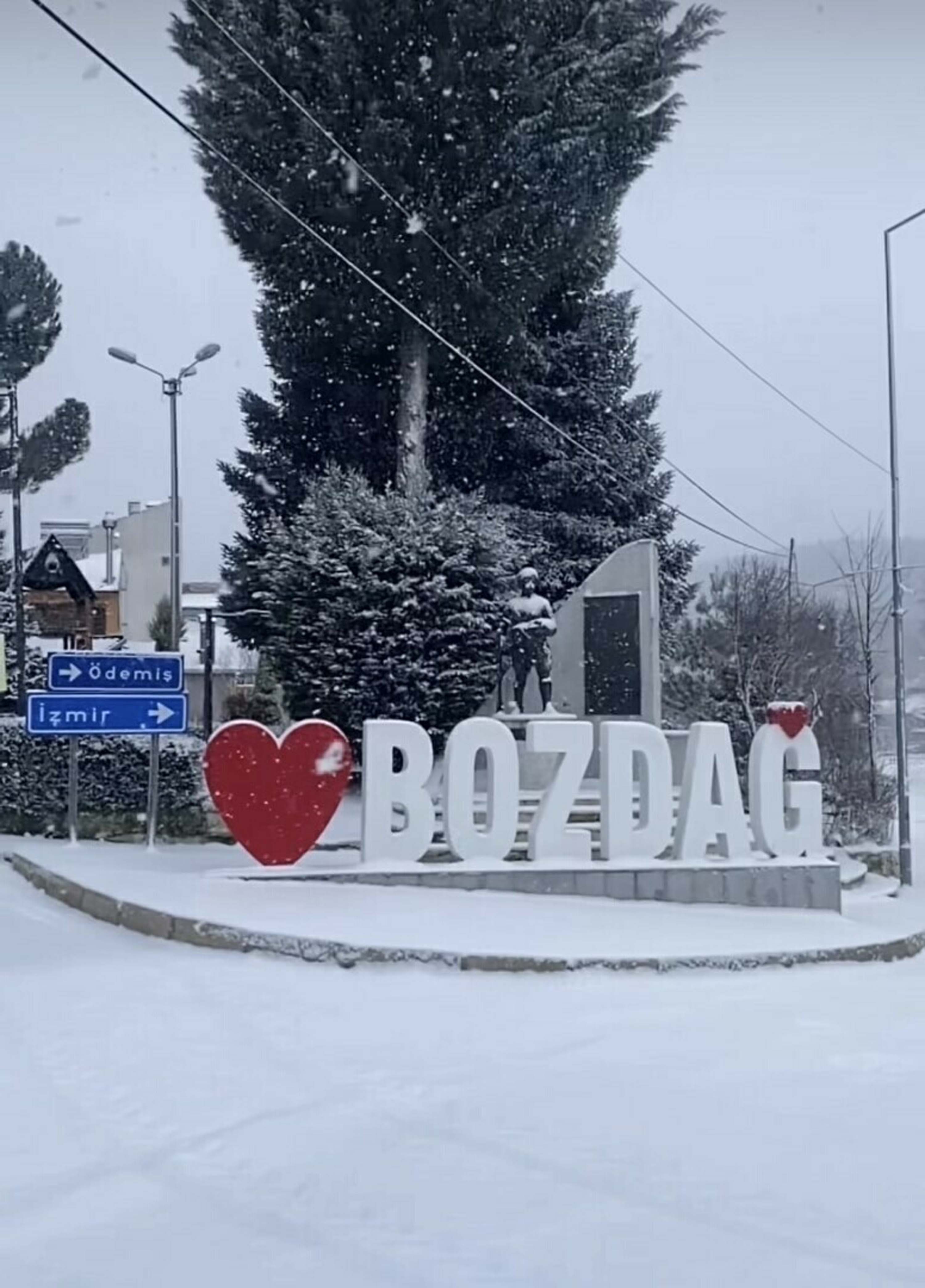 İzmir'in yüksek kesimleri beyaza büründü