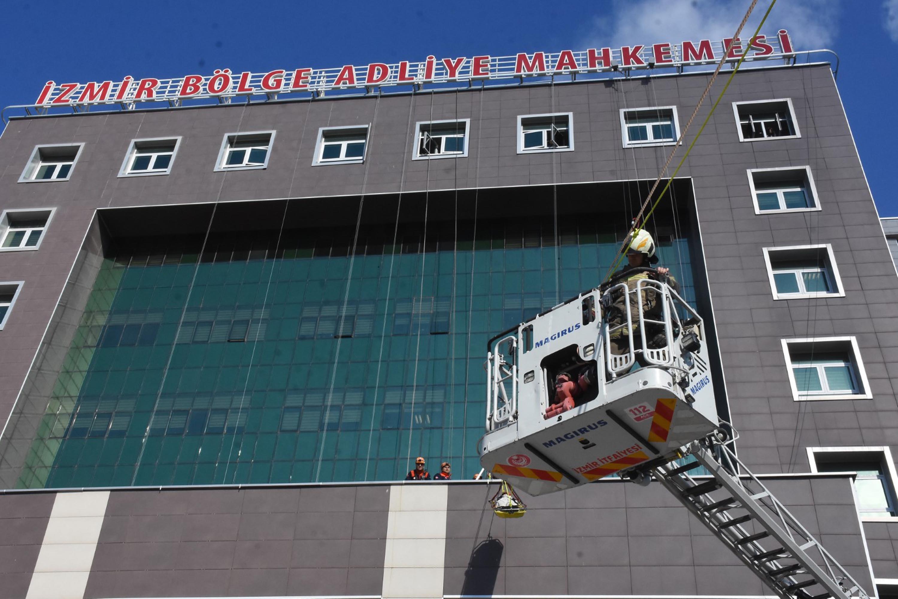 İzmir Bölge Adliye Mahkemesi'nde bomba tatbikatı