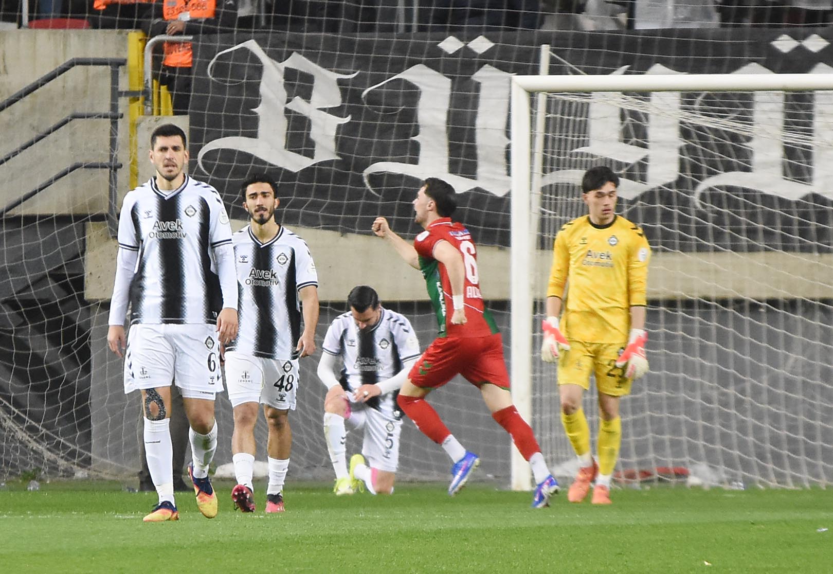 Karşıyaka - Altay derbisinden kareler!