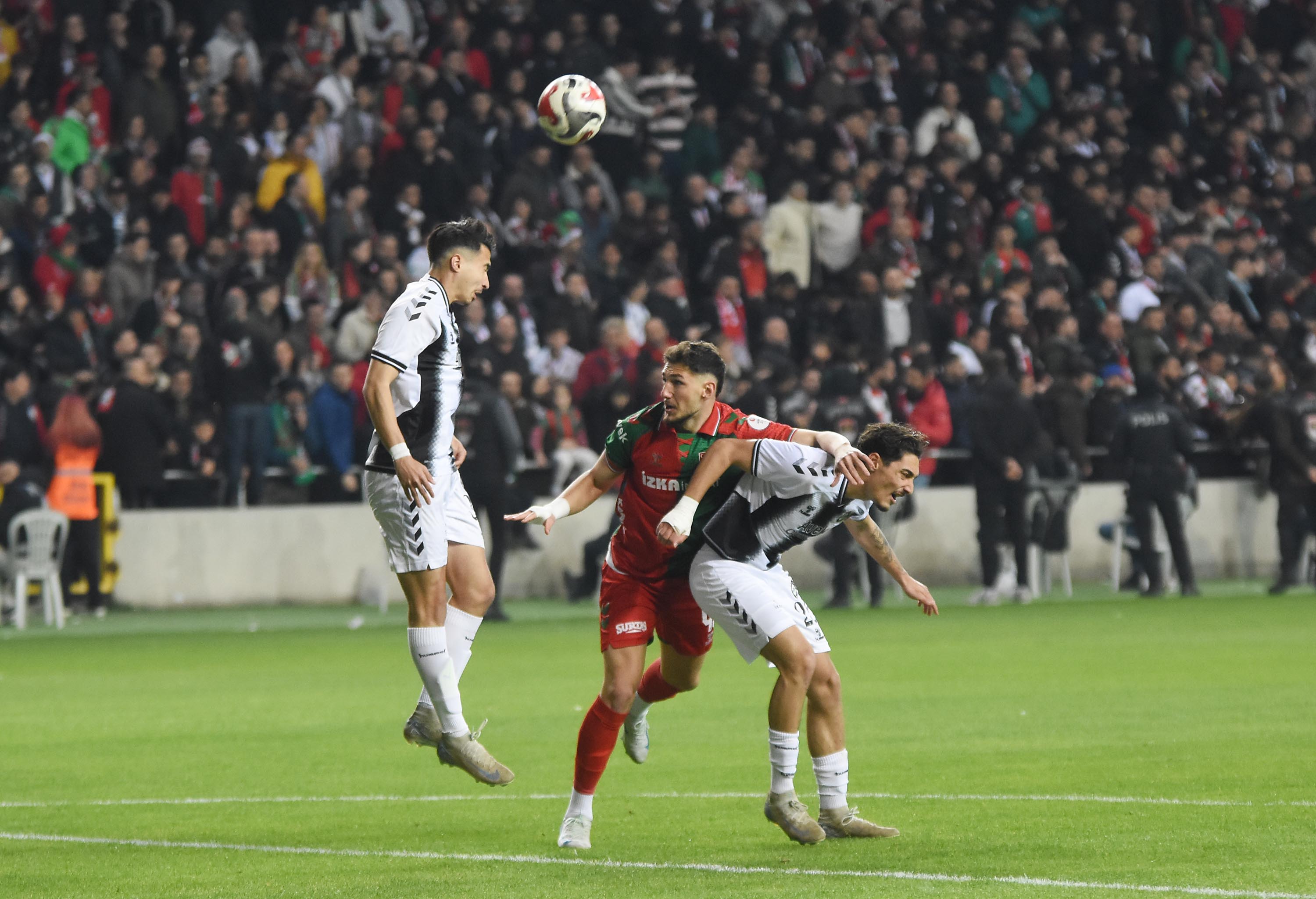 Karşıyaka - Altay derbisinden kareler!